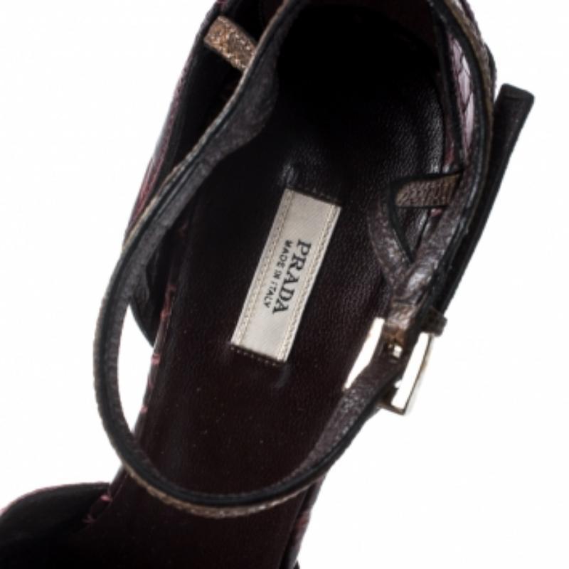 Prada Sandali con cinturino alla caviglia in pelle esotica multicolore misura 37,5 in vendita 1