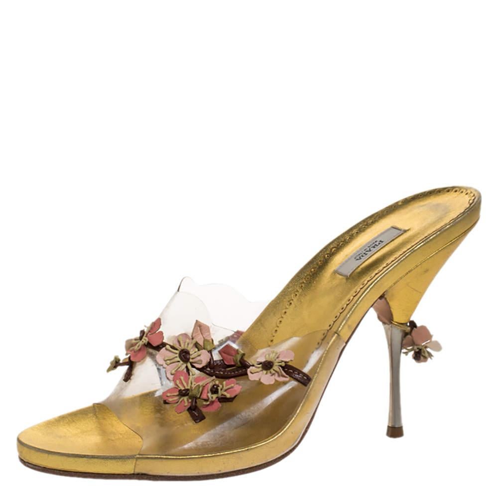 Dress up your outfits with these beautiful Prada slides that are easy to wear and effortlessly stylish. Constructed in PVC and leather, these slides feature flower detailing for a distinct look. They are set on 11 cm heels.