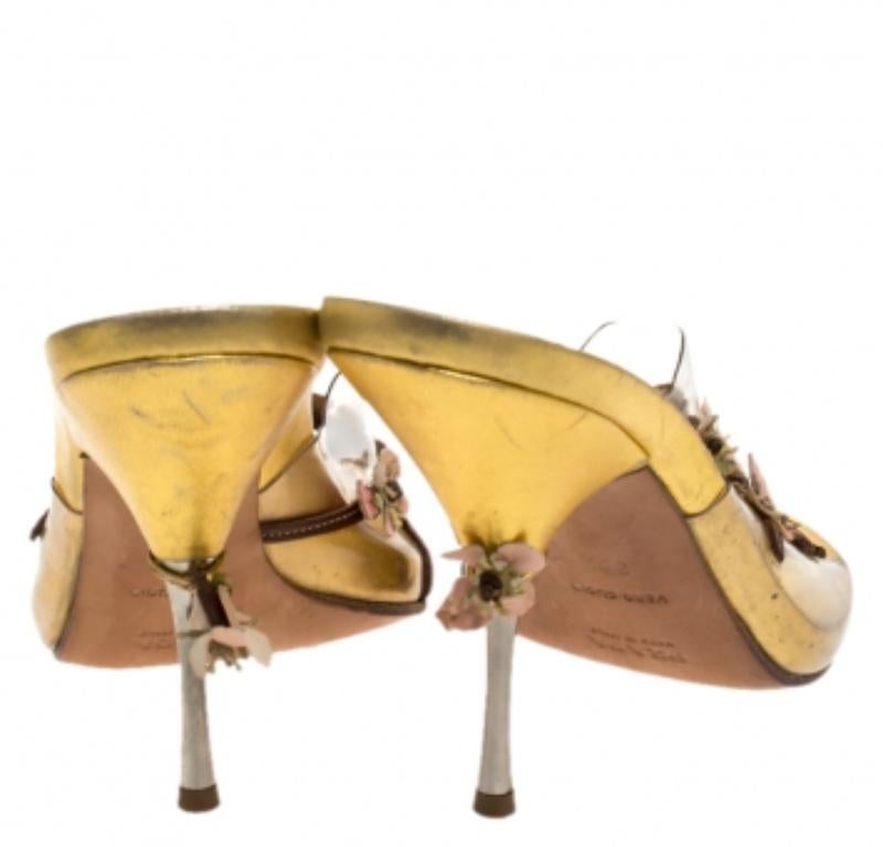 Prada Mehrfarbige Slide-Sandalen aus PVC und Leder mit Blumenverzierung Größe 38,5 (Braun) im Angebot
