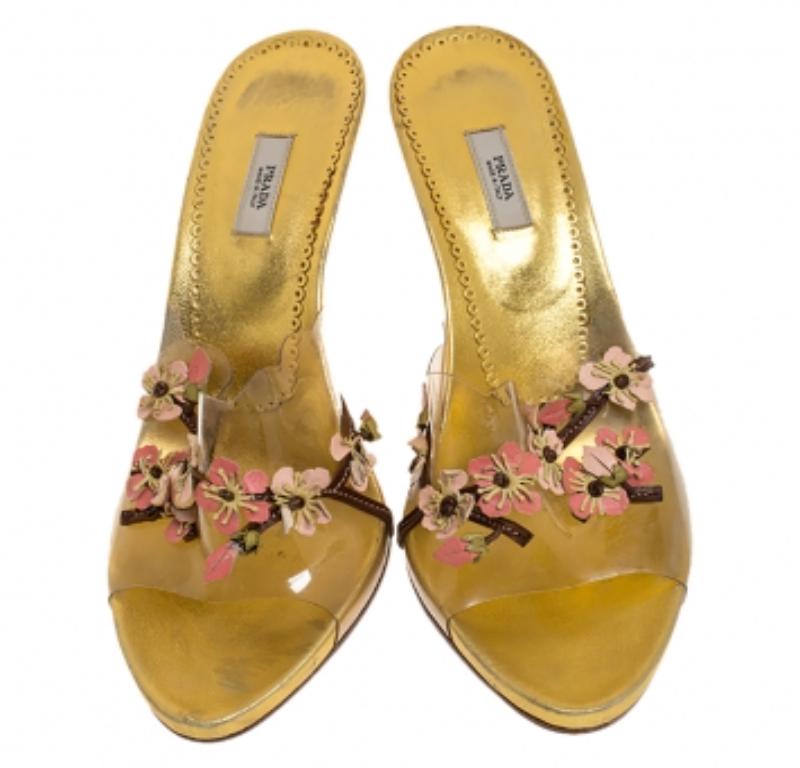 Prada Mehrfarbige Slide-Sandalen aus PVC und Leder mit Blumenverzierung Größe 38,5 im Zustand „Relativ gut“ im Angebot in Dubai, Al Qouz 2