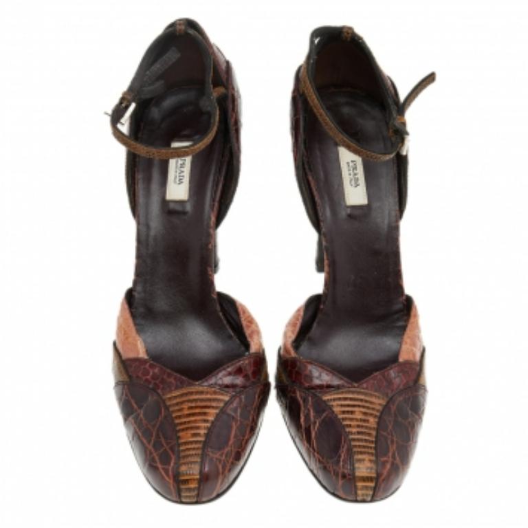 Prada Sandali con cinturino alla caviglia in pelle di pitone e pelle goffrata multicolore misura 38 In condizioni buone in vendita a Dubai, Al Qouz 2