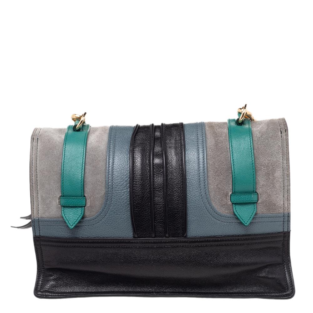Die Etiquette Umhängetasche aus dem Hause Prada ist stilvoll und kantig. Er wurde in Italien gefertigt und besteht aus Wildleder &. Diese mehrfarbige Tasche hat goldfarbene Beschläge:: eine Frontklappe mit dem Logo:: die sich zu einem geräumigen::