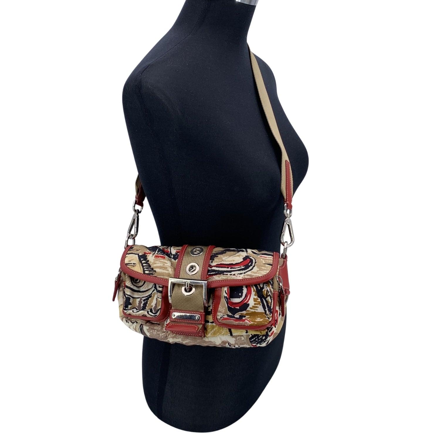 Adoptez l'équilibre parfait entre style moderne et design fonctionnel avec le sac à bandoulière à boucle en tessuto et cuir de PRADA, orné d'un magnifique imprimé 'Venice'. La collection 