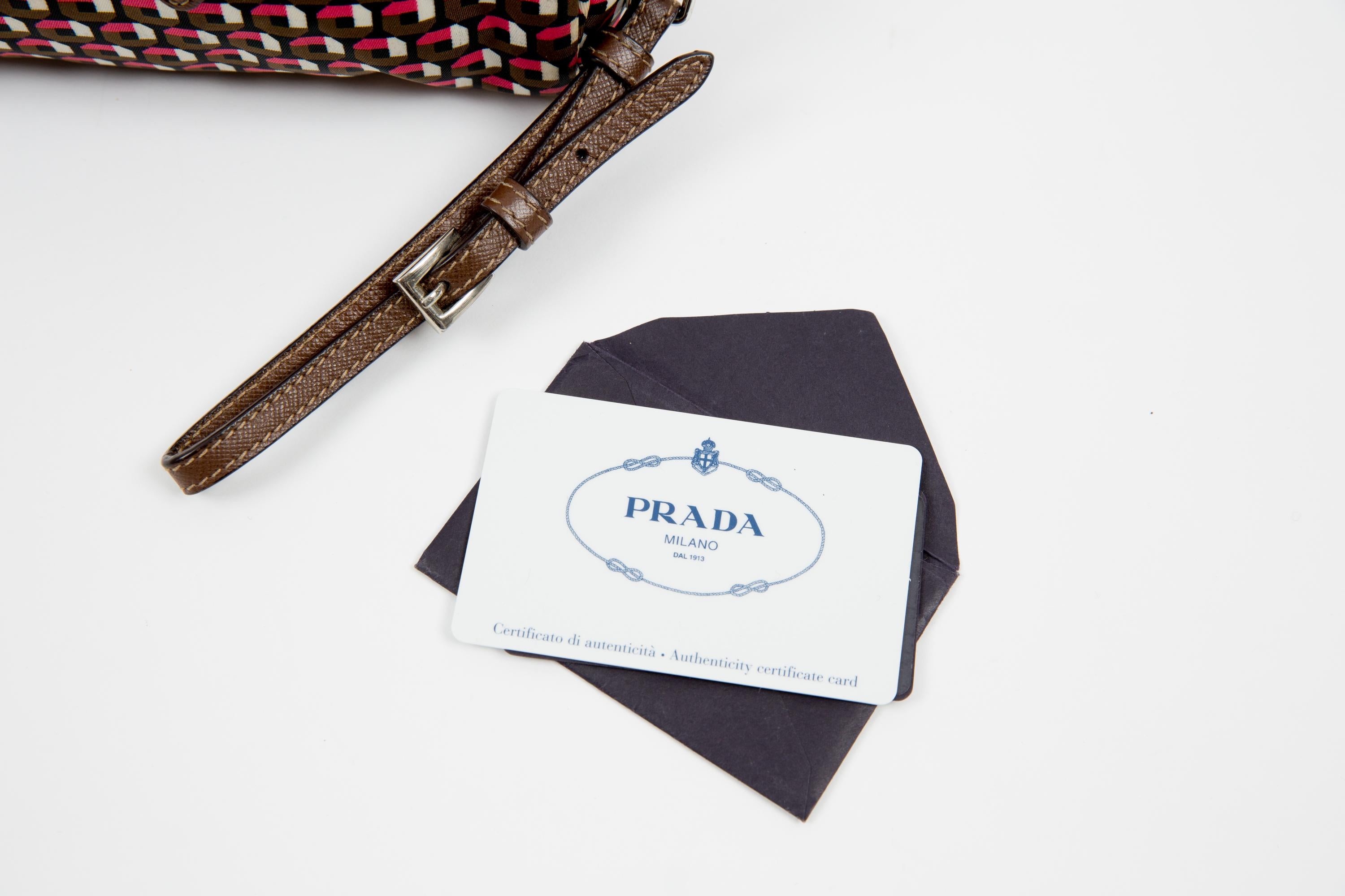 Prada - Pochette en nylon imprimé géométrique multicolore en vente 5