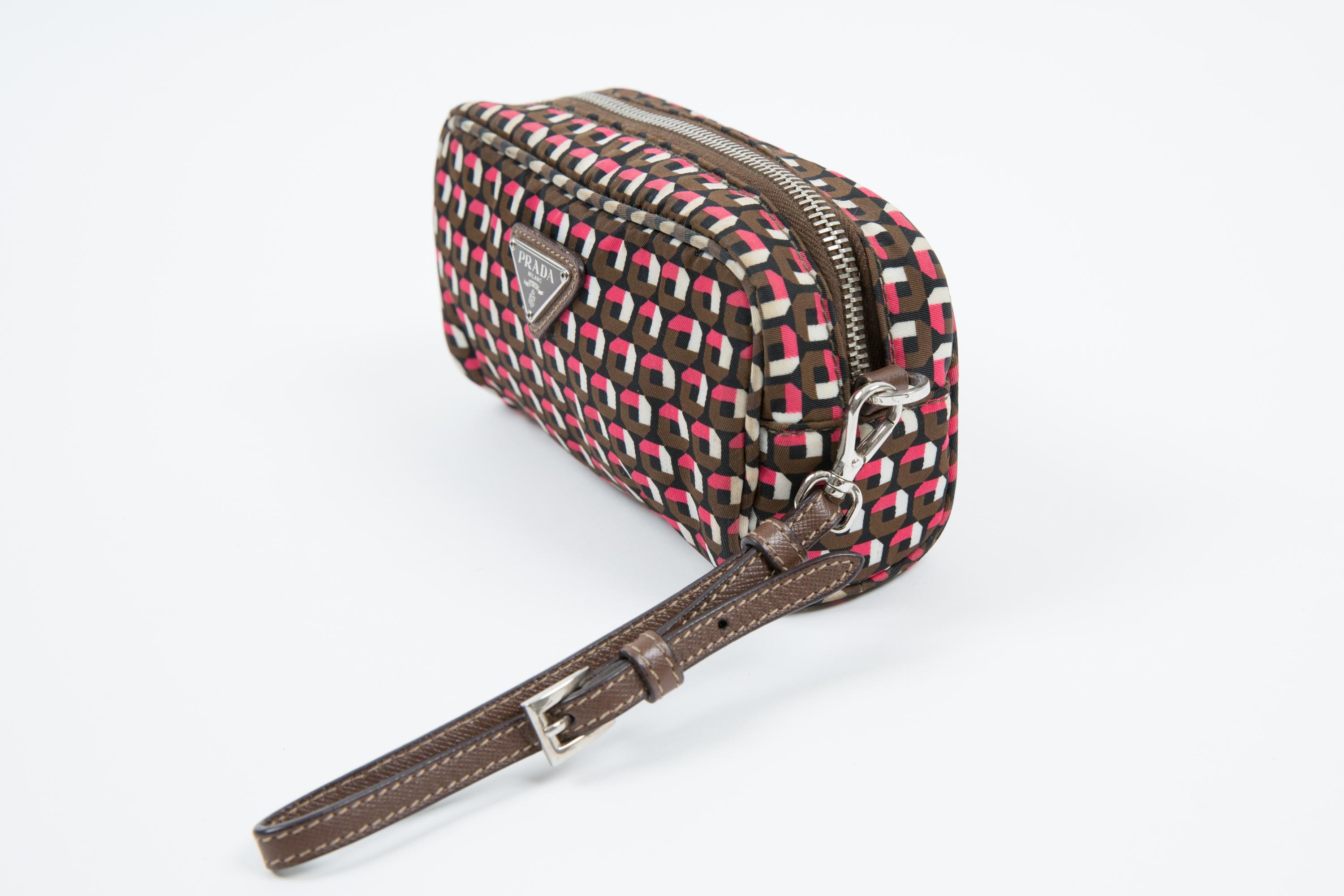 Marron Prada - Pochette en nylon imprimé géométrique multicolore en vente