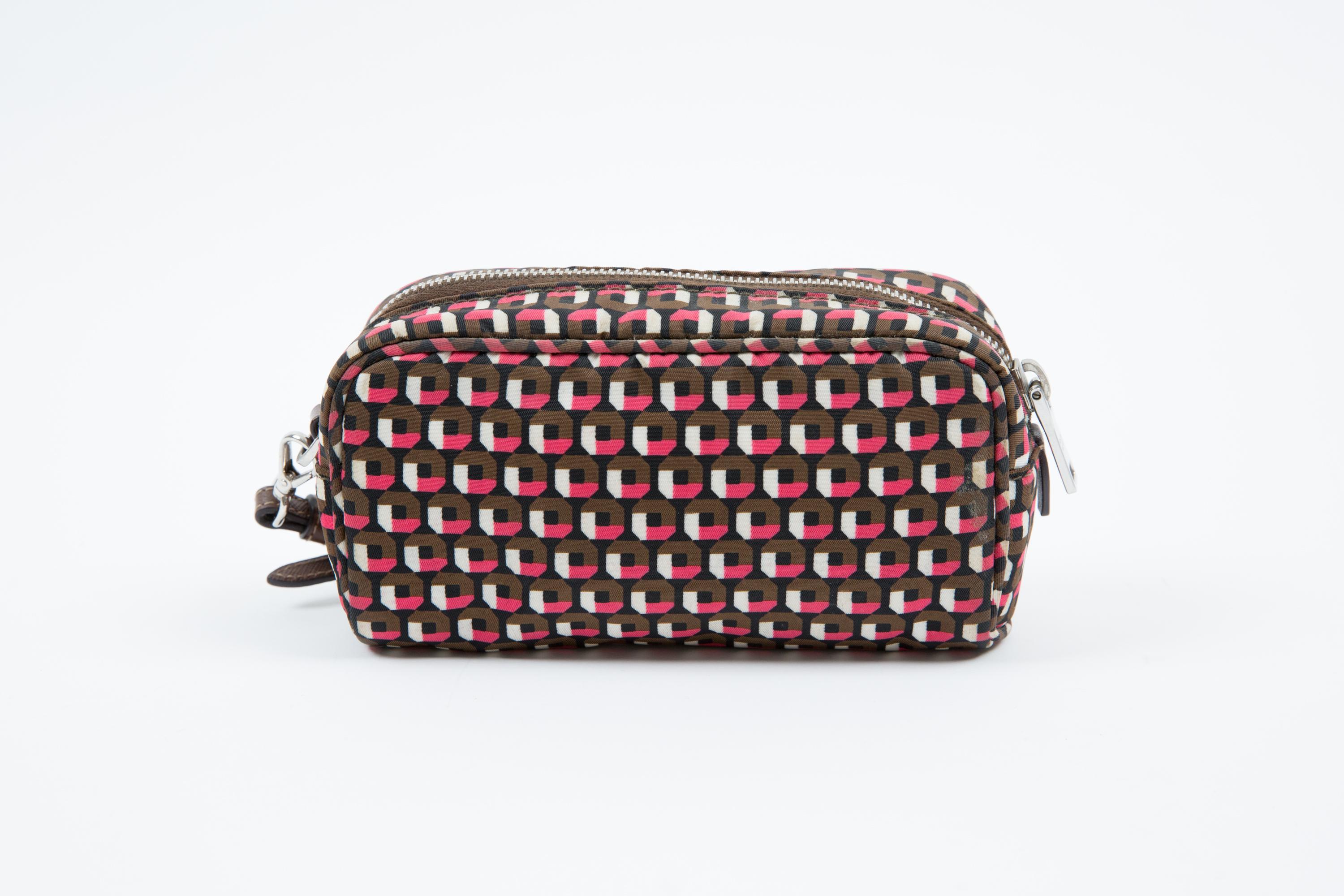 Prada - Pochette en nylon imprimé géométrique multicolore Bon état - En vente à Paris, FR