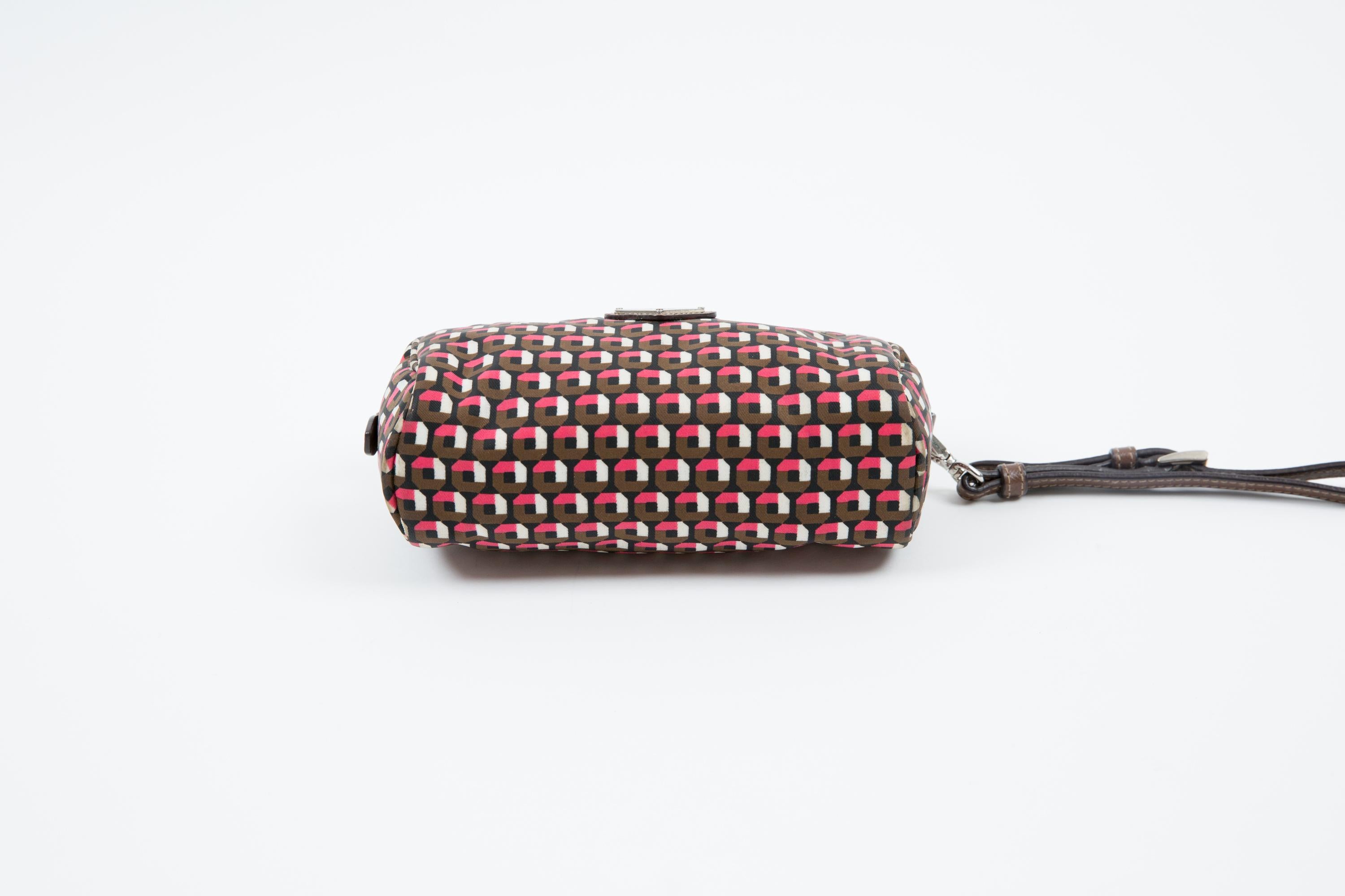 Prada - Pochette en nylon imprimé géométrique multicolore Pour femmes en vente