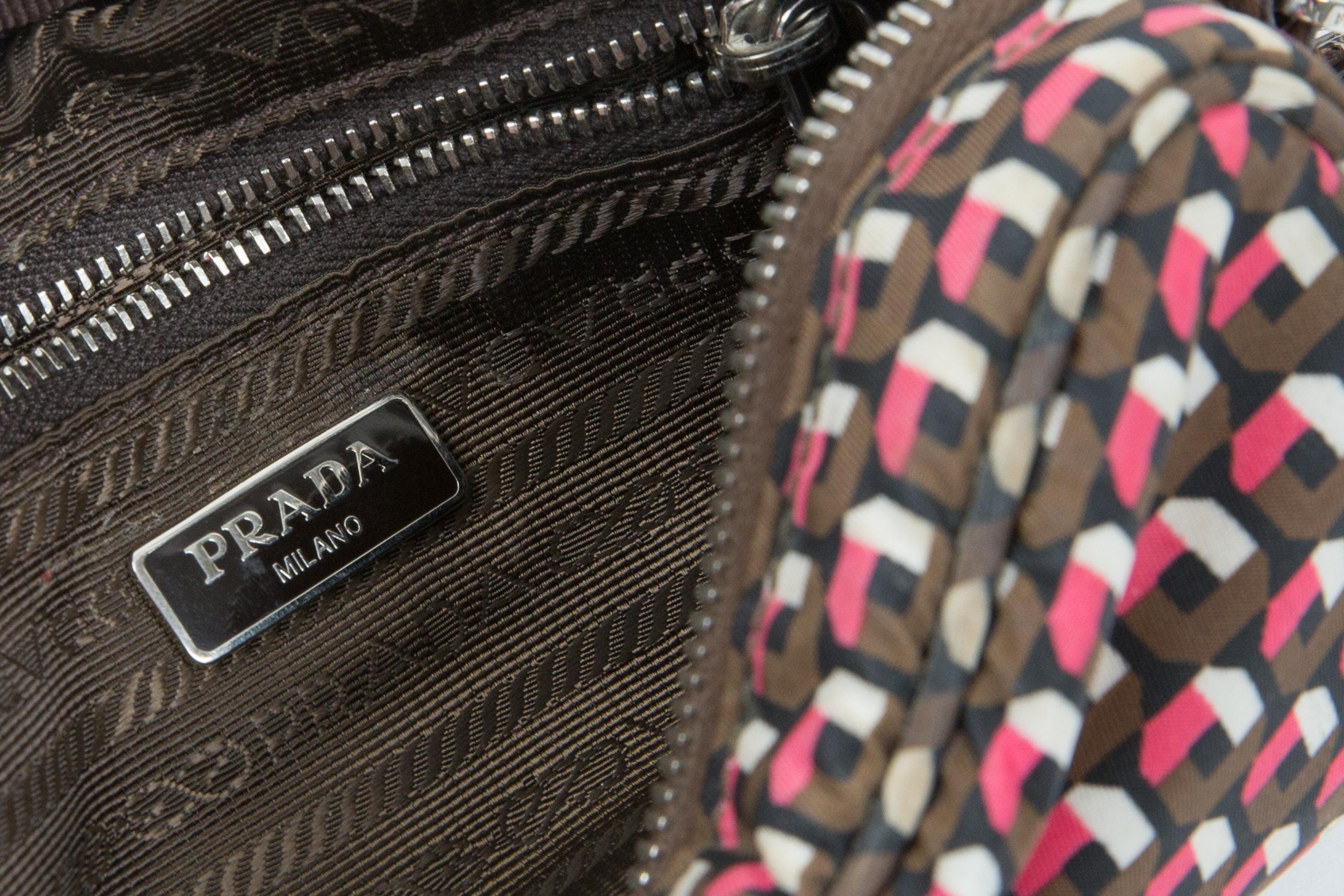 Prada - Pochette en nylon imprimé géométrique multicolore en vente 1