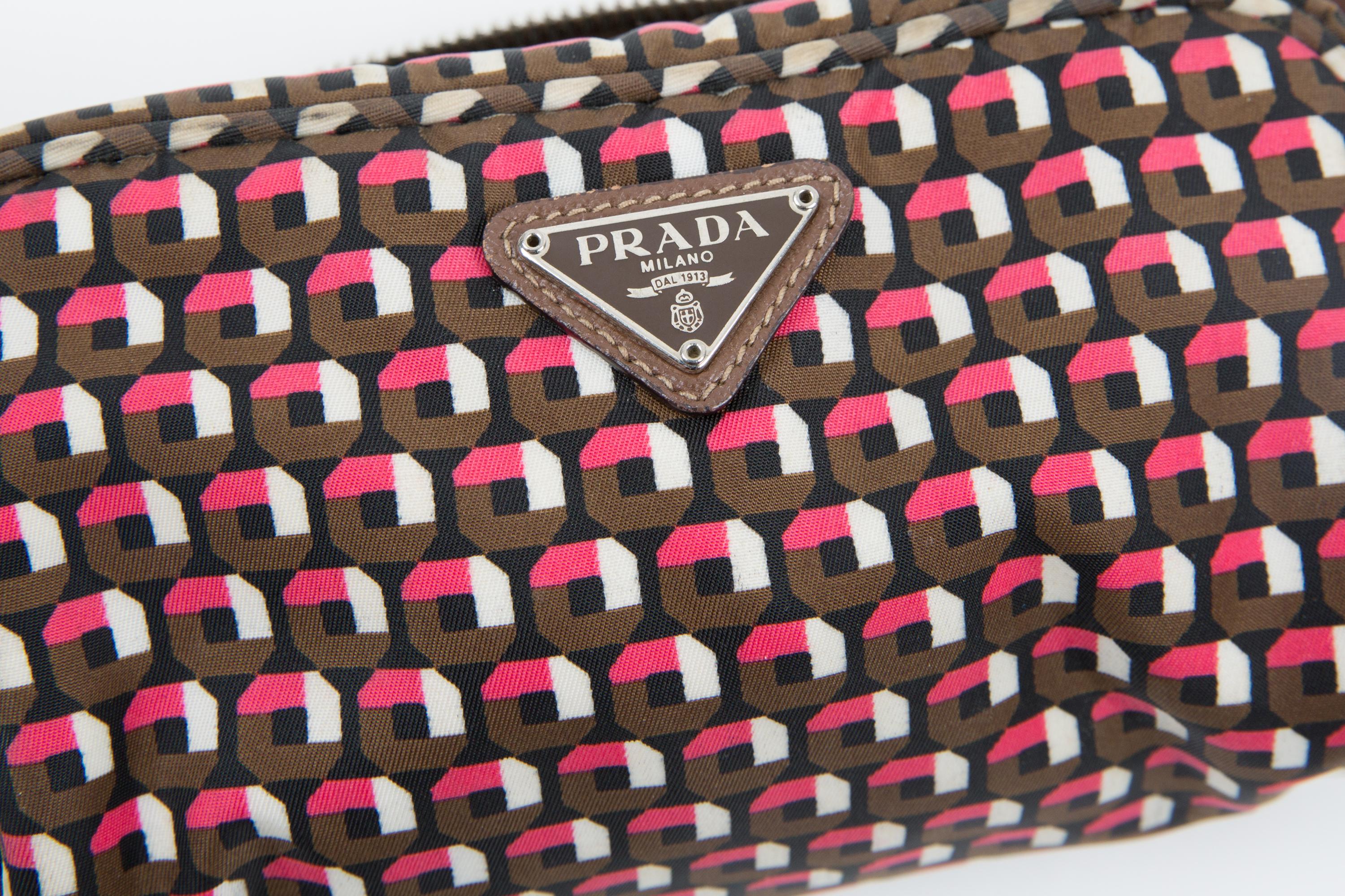 Prada - Pochette en nylon imprimé géométrique multicolore en vente 2