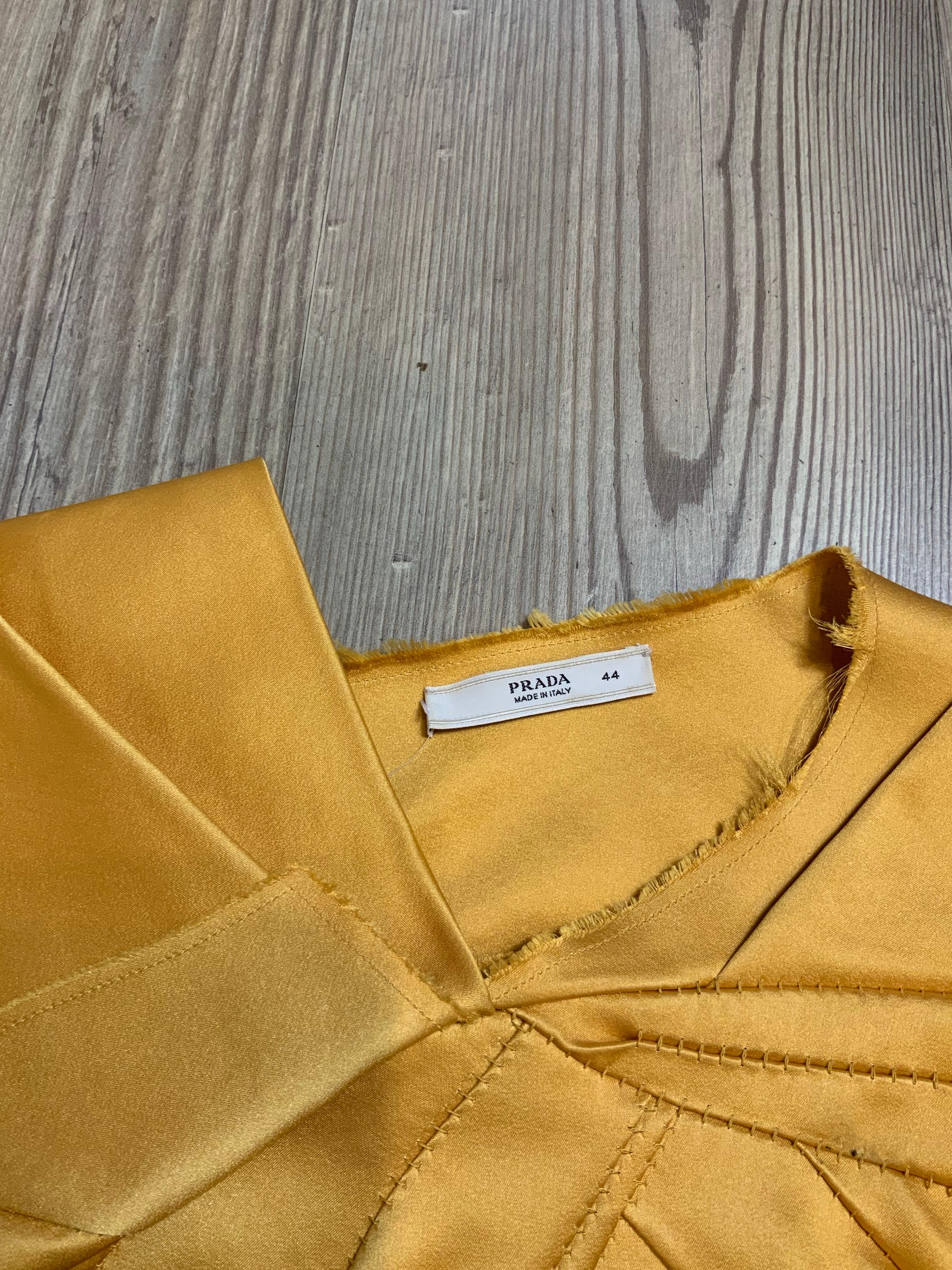 Chemisier Prada.
Le Label de composition est manquant mais nous pensons qu'il s'agit de soie.
Fermeture à glissière sur le côté gauche.
Taille italienne 44.
Longueur 62 cm
Épaules 40 cm
Poitrine 42 cm
Excellent état général, présente une petite