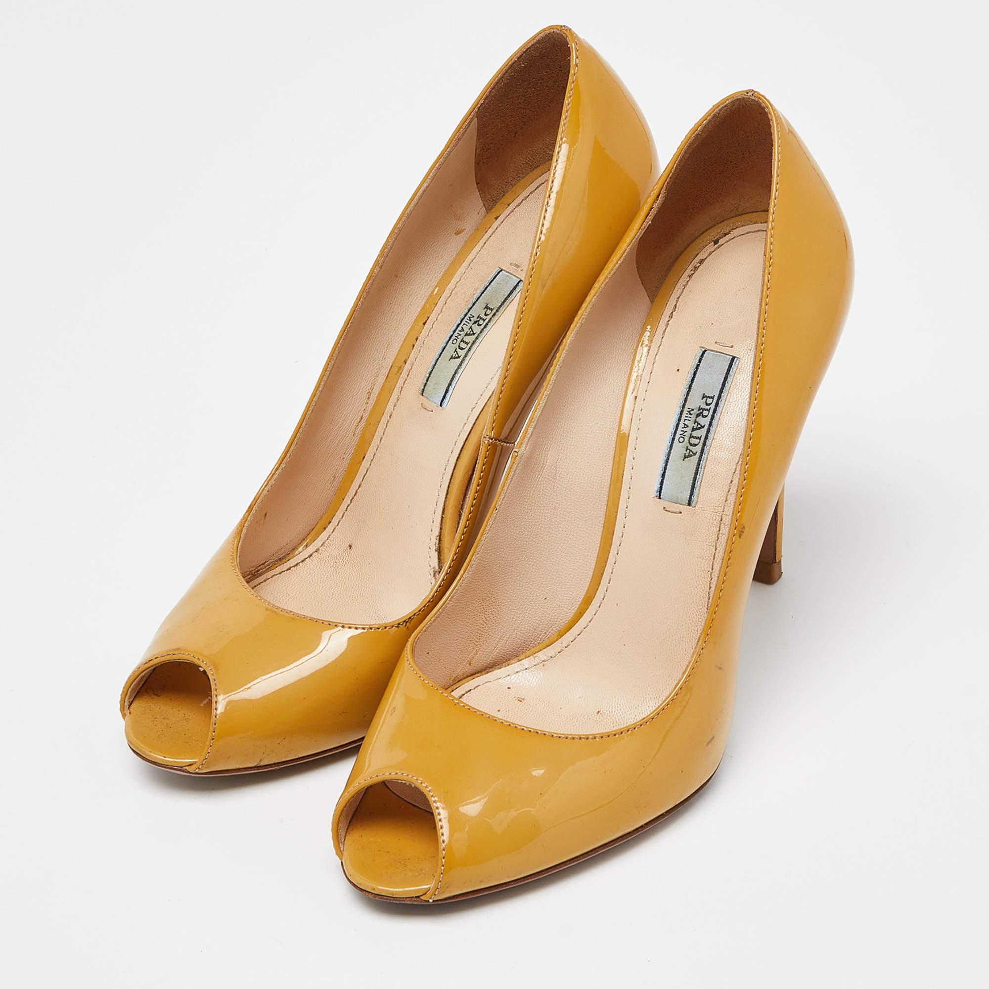 Exuding femininity and elegance, these Prada pumps feature a chic silhouette with an attractive design. You can wear these pumps for a stylish look. 