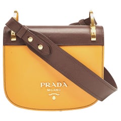 Prada - Sacoche Pionniere en cuir jaune moutarde/marron choco