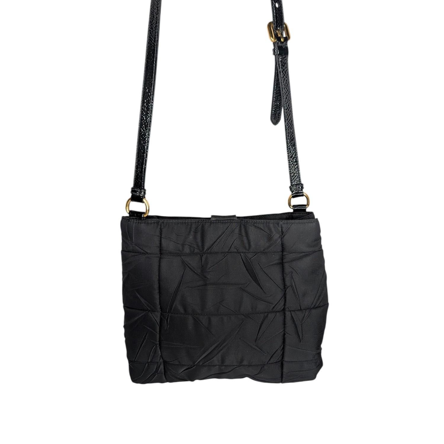 Scopri il perfetto connubio tra lusso e praticità con questa borsa crossbody in nylon di Prada con bordo in Naplak. In un versatile colore noir (nero), questa borsa è realizzata in resistente nylon Tessuto e arricchita da raffinate rifiniture in