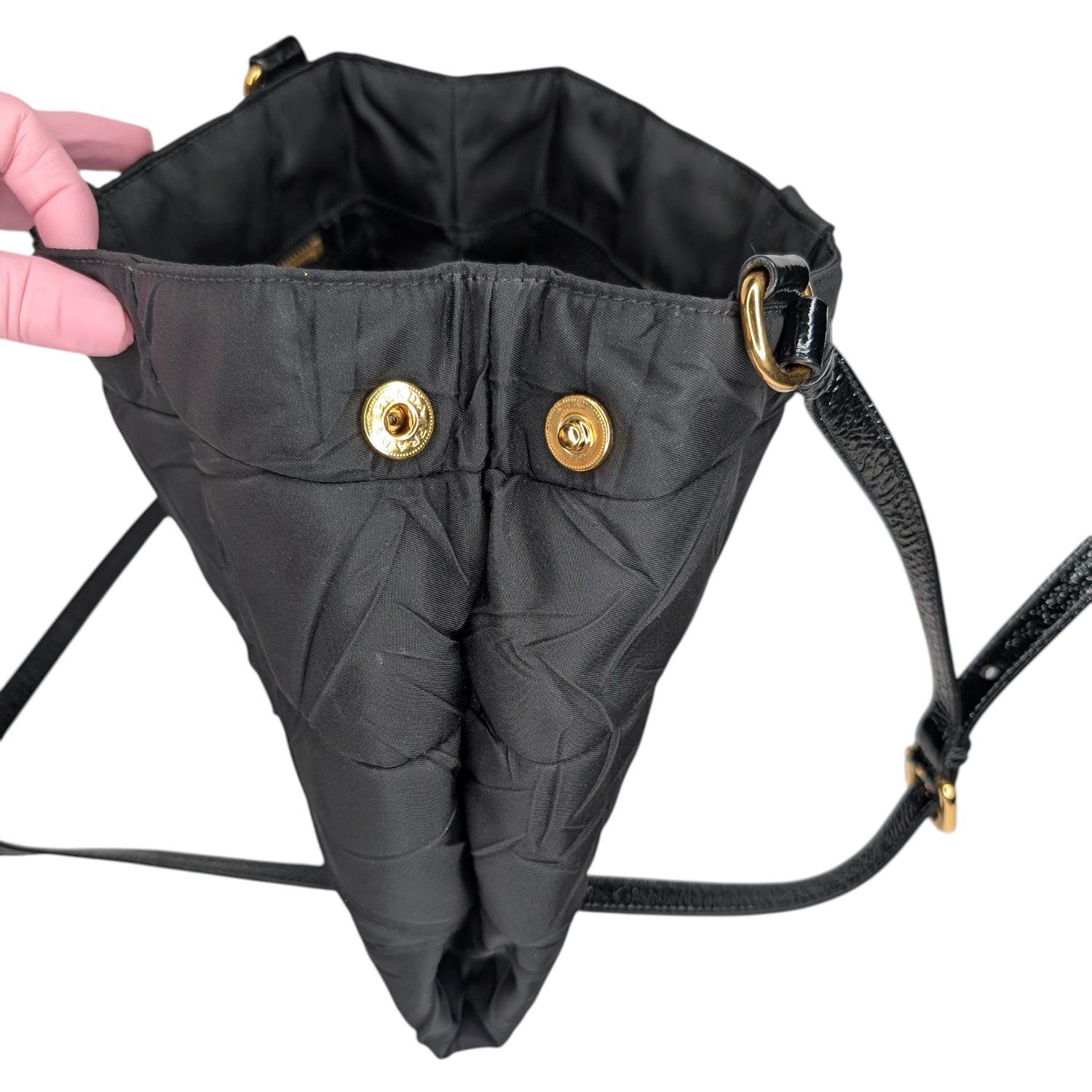 Nero Borsa a tracolla in nylon di Prada con rifiniture in Naplak e Tessuto in vendita