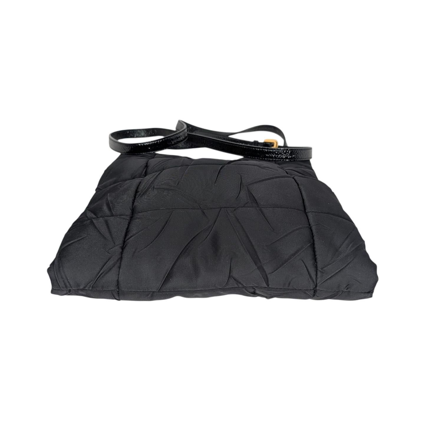 Donna Borsa a tracolla in nylon di Prada con rifiniture in Naplak e Tessuto in vendita
