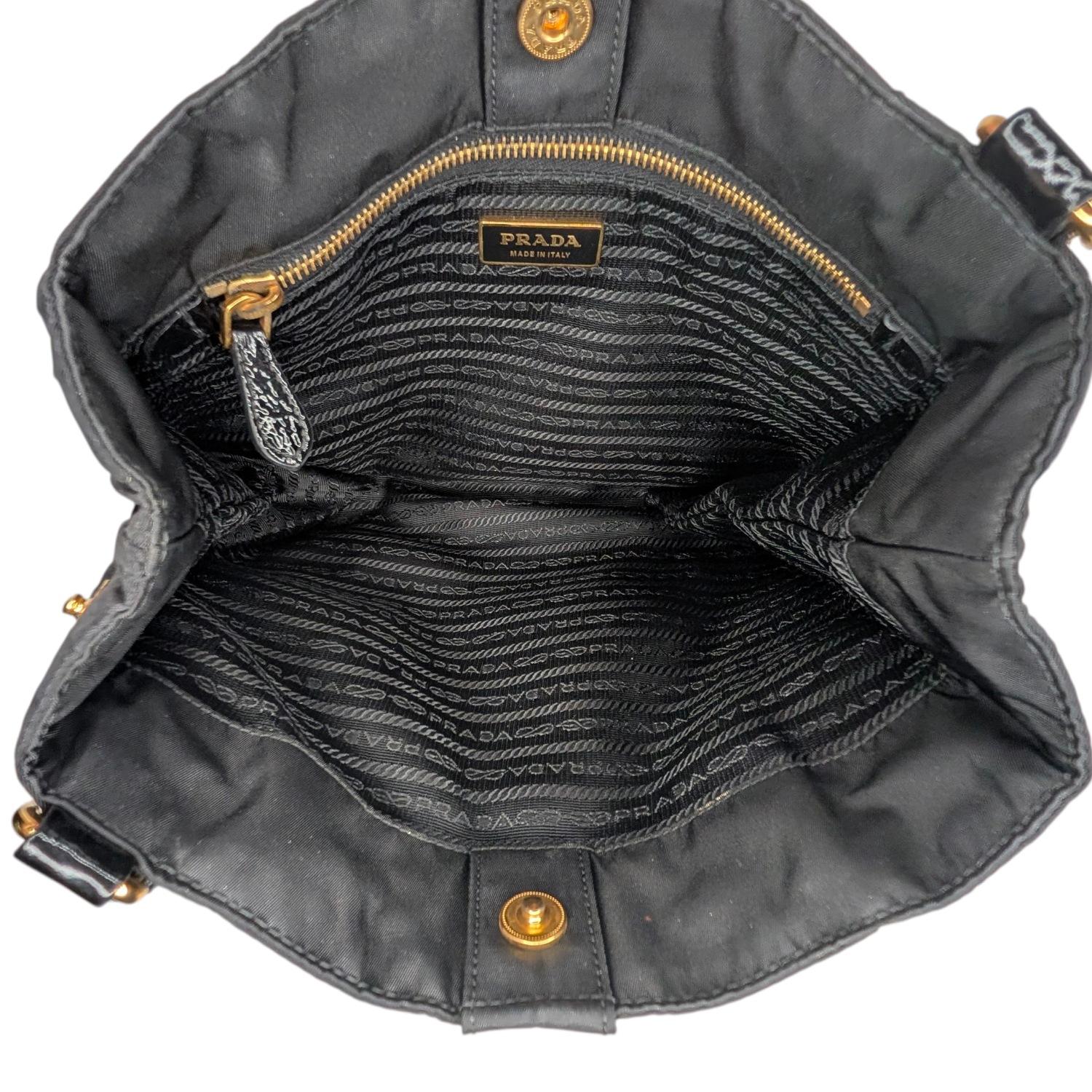 Borsa a tracolla in nylon di Prada con rifiniture in Naplak e Tessuto in vendita 2