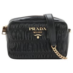 Prada Borsa fotografica con catena in nappa nera