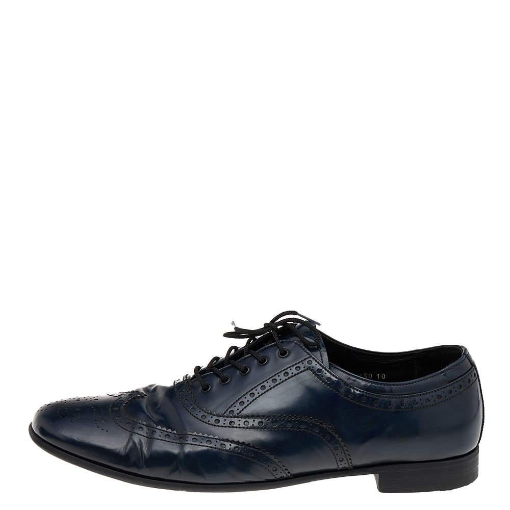 Experience comfort and style as you wear these Oxfords from the House of Prada. They are created using navy blue Brogue leather on the exterior and are adorned with a lace-up feature on the vamps. Classy and comfortable, these Prada Oxfords are