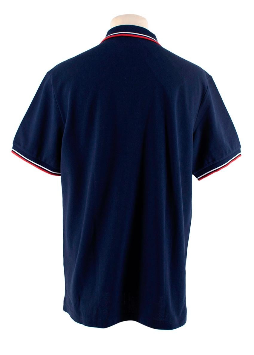 Prada: marineblaues Polohemd aus Baumwoll-Piqué mit Kontrastbesatz (Schwarz) im Angebot