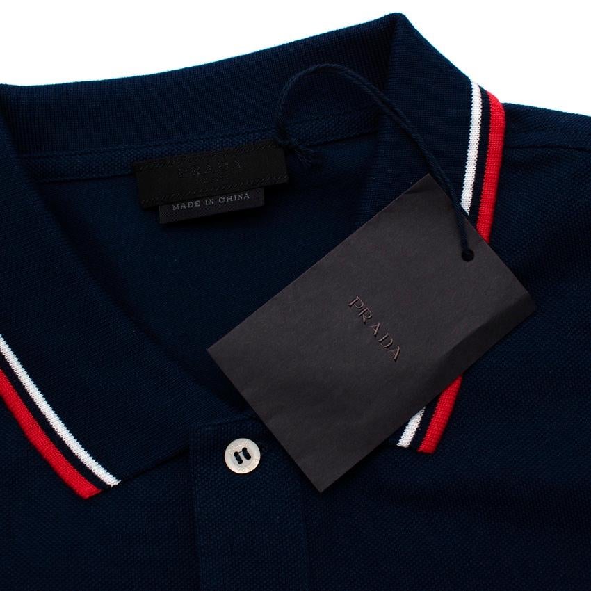 Prada: marineblaues Polohemd aus Baumwoll-Piqué mit Kontrastbesatz Herren im Angebot