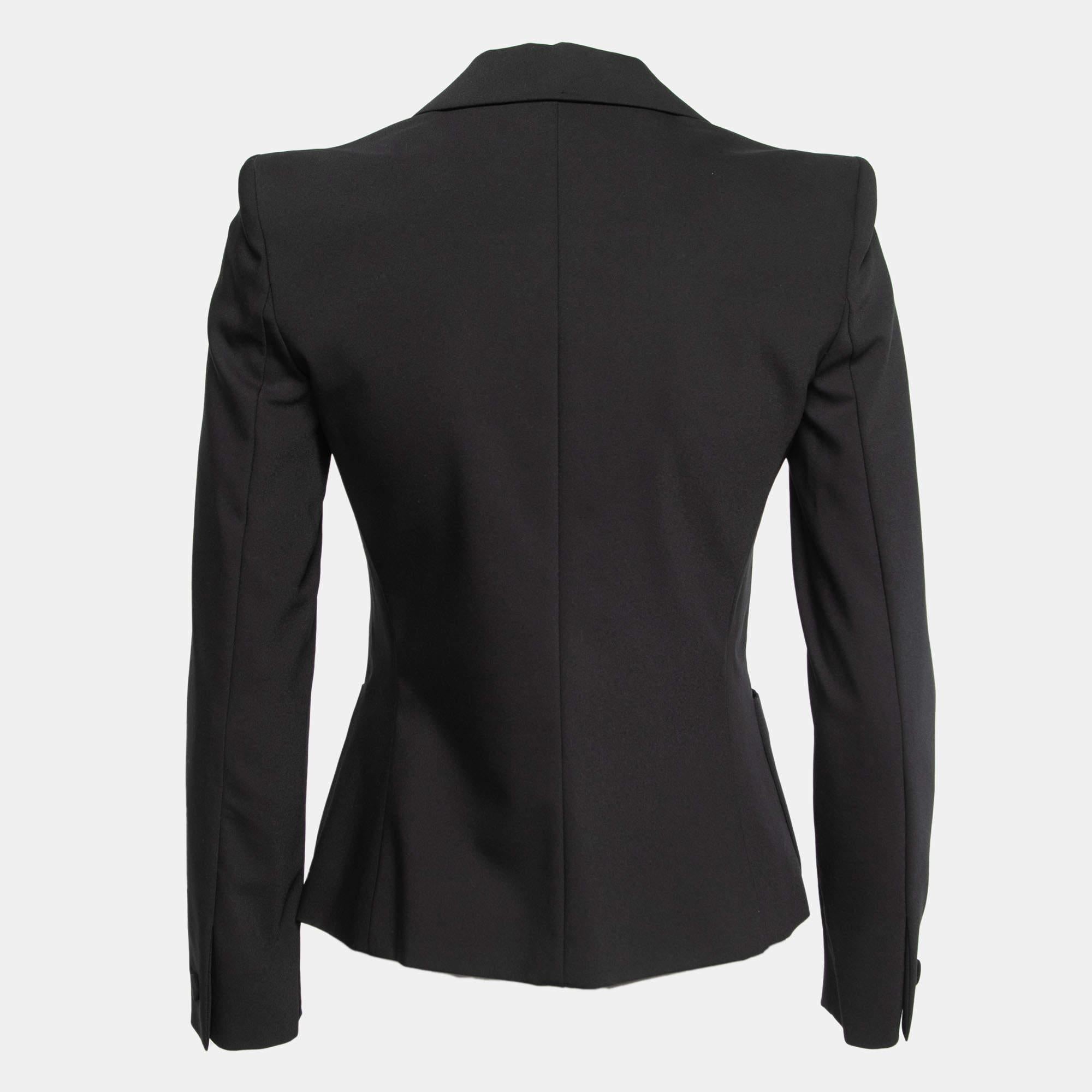 This blazer brings you both class and luxury as you wear it. It is highlighted with long sleeves and classic details, thus granting a polished, formal finish.

