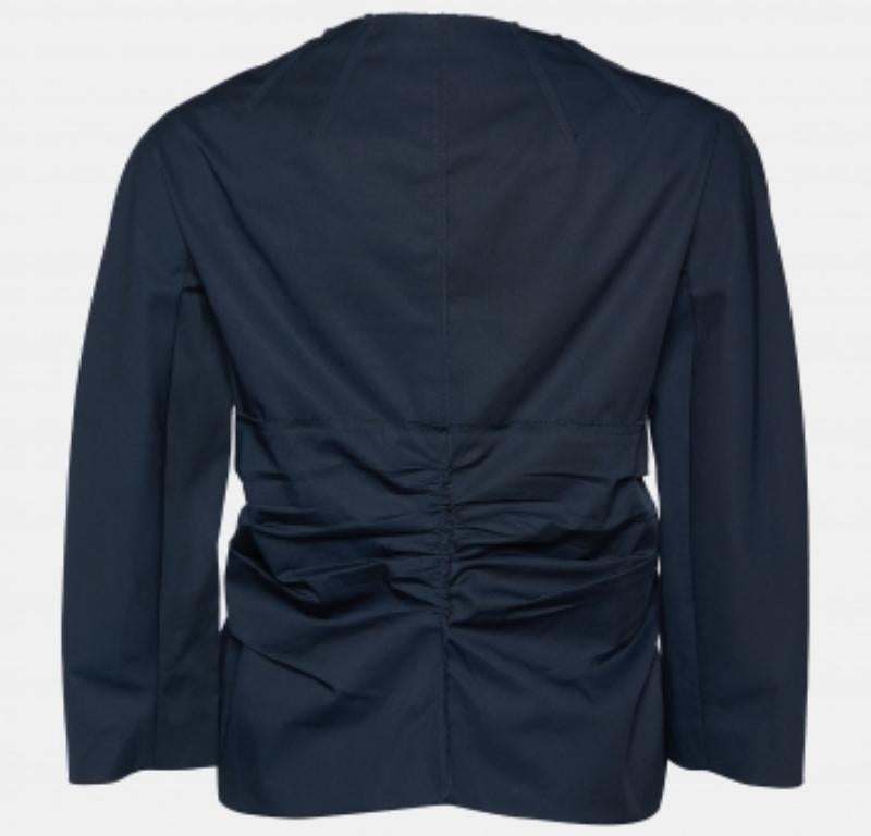 Der marineblaue Farbton und die elegante Form machen diese Prada Jacke für Damen zu einem begehrenswerten Stück. Es hat lange Ärmel und drapierte Details. Tragen Sie dieses Modell für einen mühelos eleganten Look.