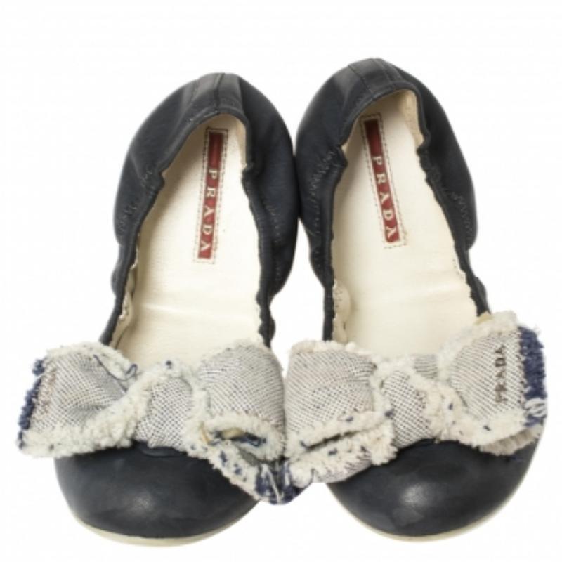 Prada Navy Blue Leather Scrunch Ballet Flats Size 38.5 In Fair Condition For Sale In Dubai, Al Qouz 2