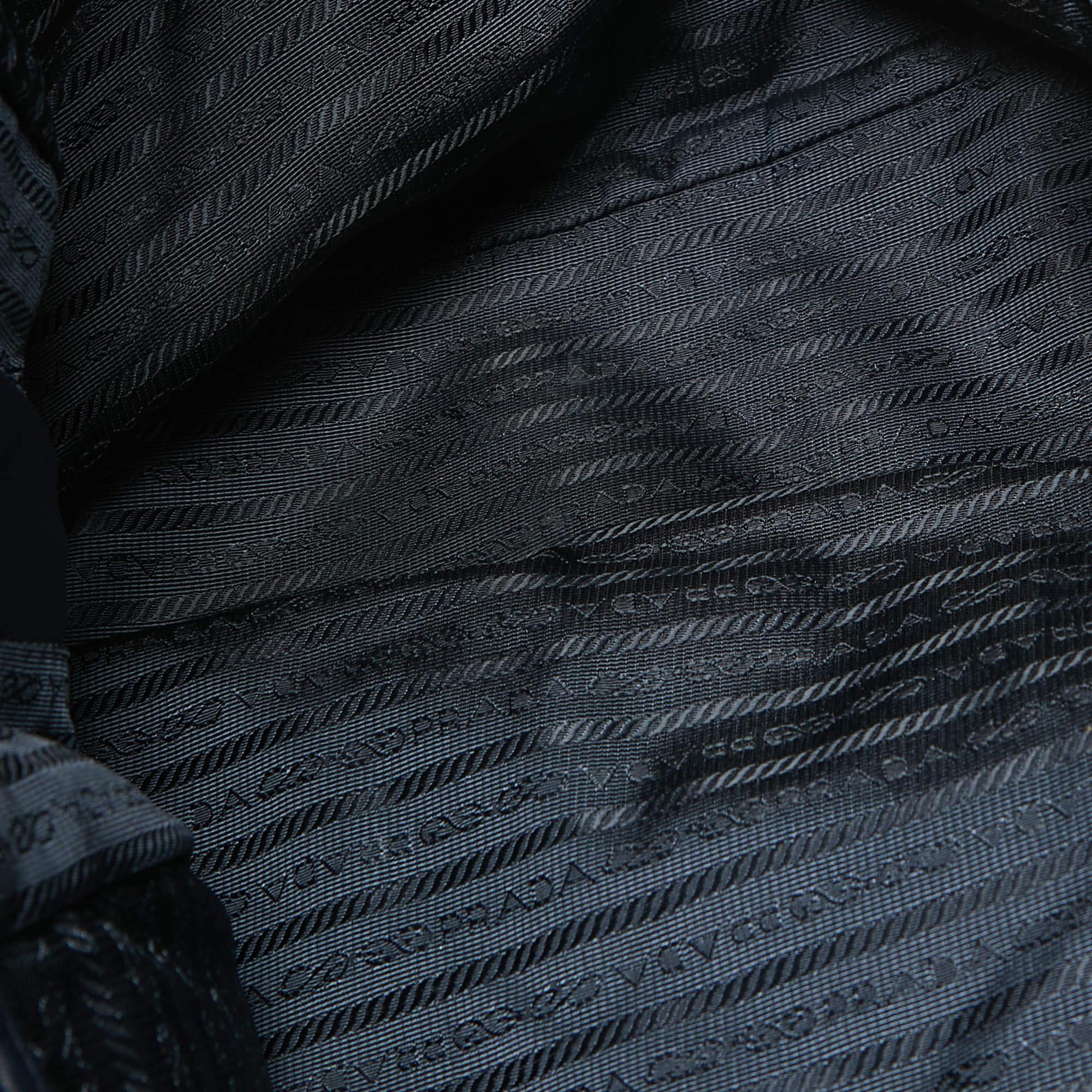 Prada - Fourre-tout en cuir bleu marine à fermeture éclair latérale Pour femmes en vente