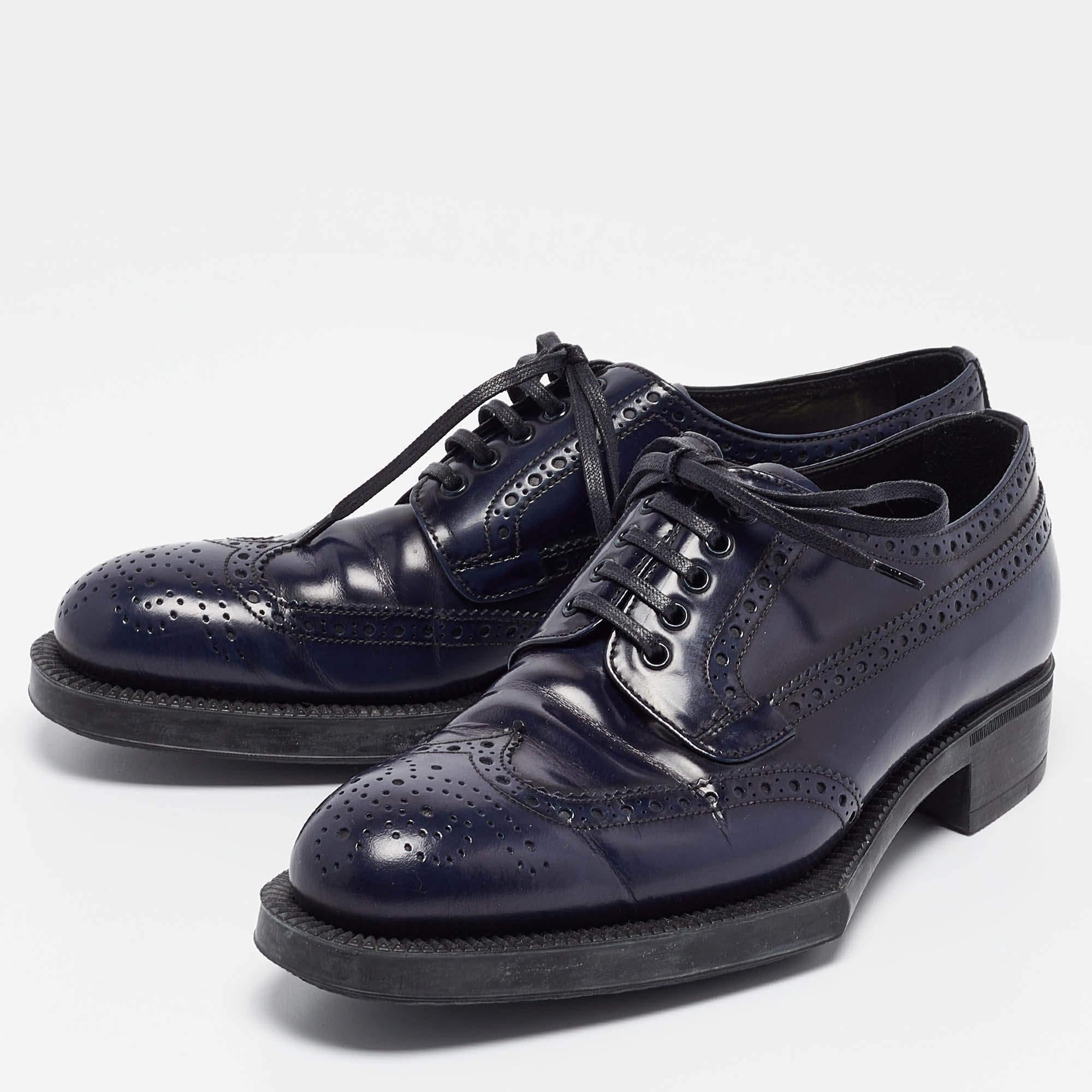 Eleve su look añadiendo estos elegantes zapatos a su conjunto. Constituyen una pieza llamativa para realzar sus conjuntos diarios o para lucir en ocasiones especiales.