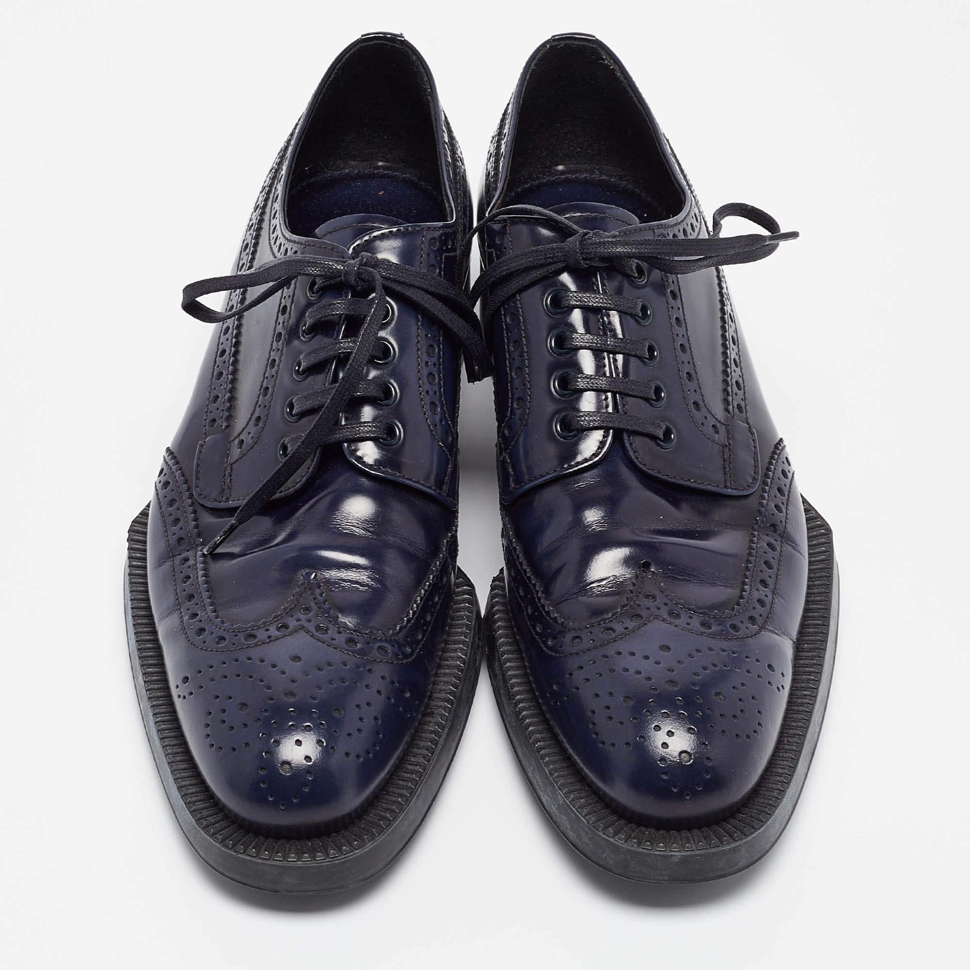Derby con cordones de charol azul marino de Prada Talla 37 Negro en venta