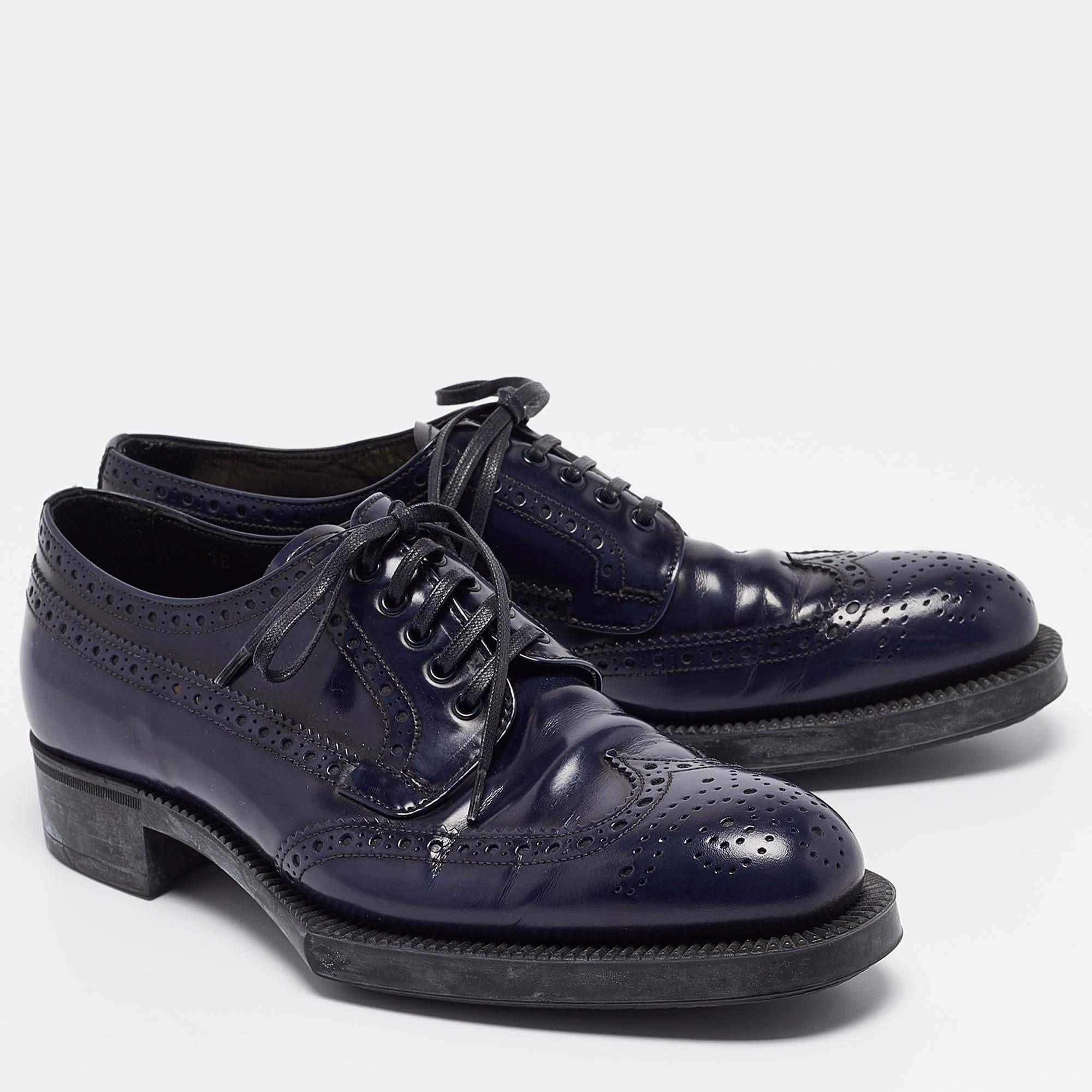 Derby con cordones de charol azul marino de Prada Talla 37 en Bueno estado para la venta en Dubai, Al Qouz 2