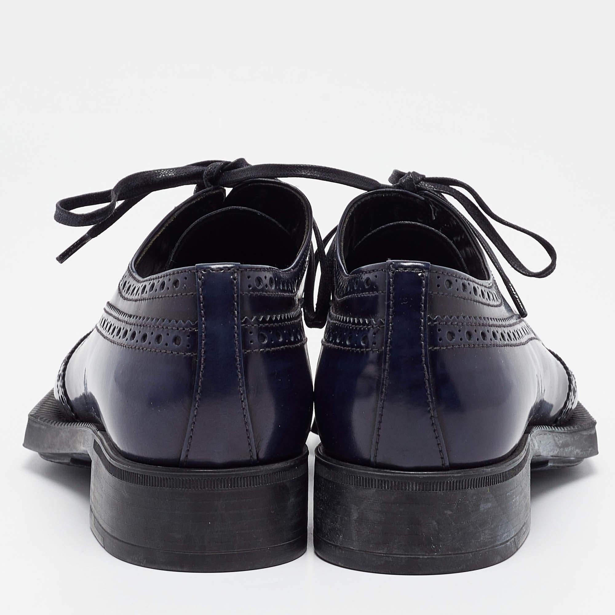 De las mujeres Derby con cordones de charol azul marino de Prada Talla 37 en venta