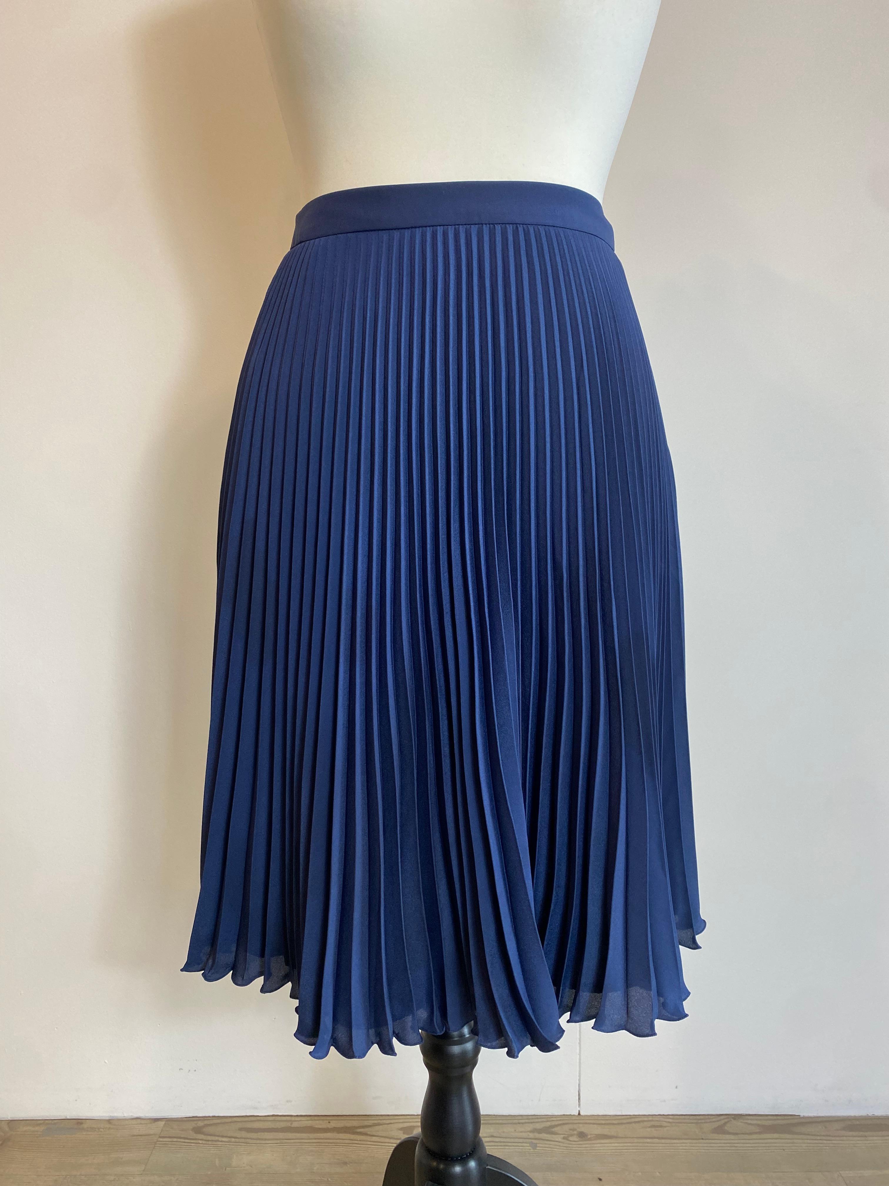 Prada navy blue pleated skirt In Excellent Condition For Sale In Carnate, IT