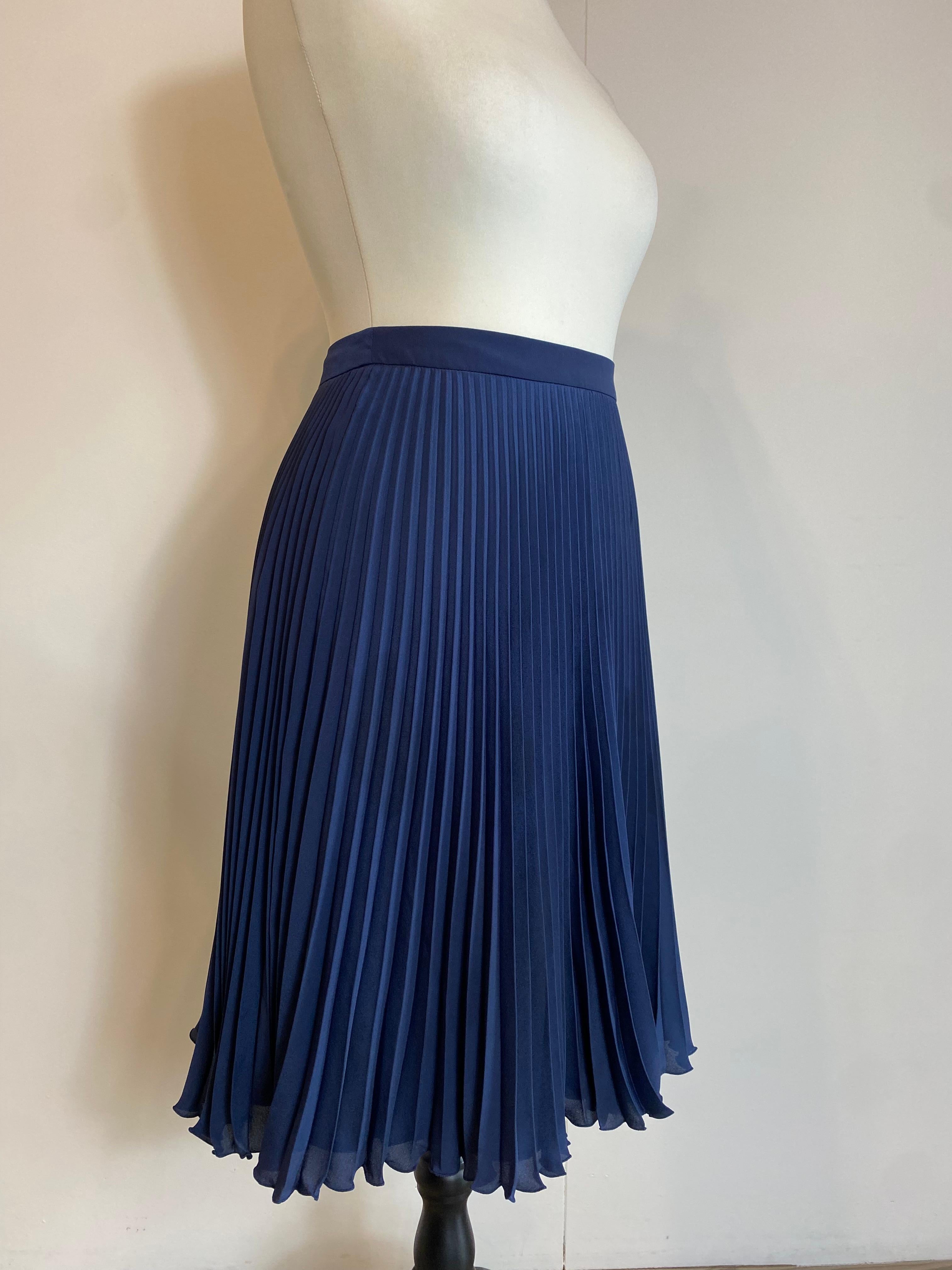 Women's or Men's Prada navy blue pleated skirt For Sale