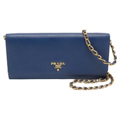 Prada - Portefeuille en cuir Saffiano bleu marine sur chaîne