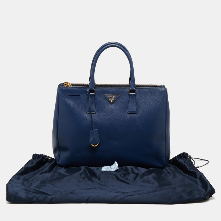Prada Große Galleria-Tasche aus marineblauem Saffiano Lux-Leder im Angebot  bei 1stDibs