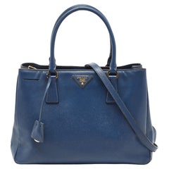 Prada - Fourre-tout moyen à double fermeture éclair en cuir Saffiano Lux bleu marine