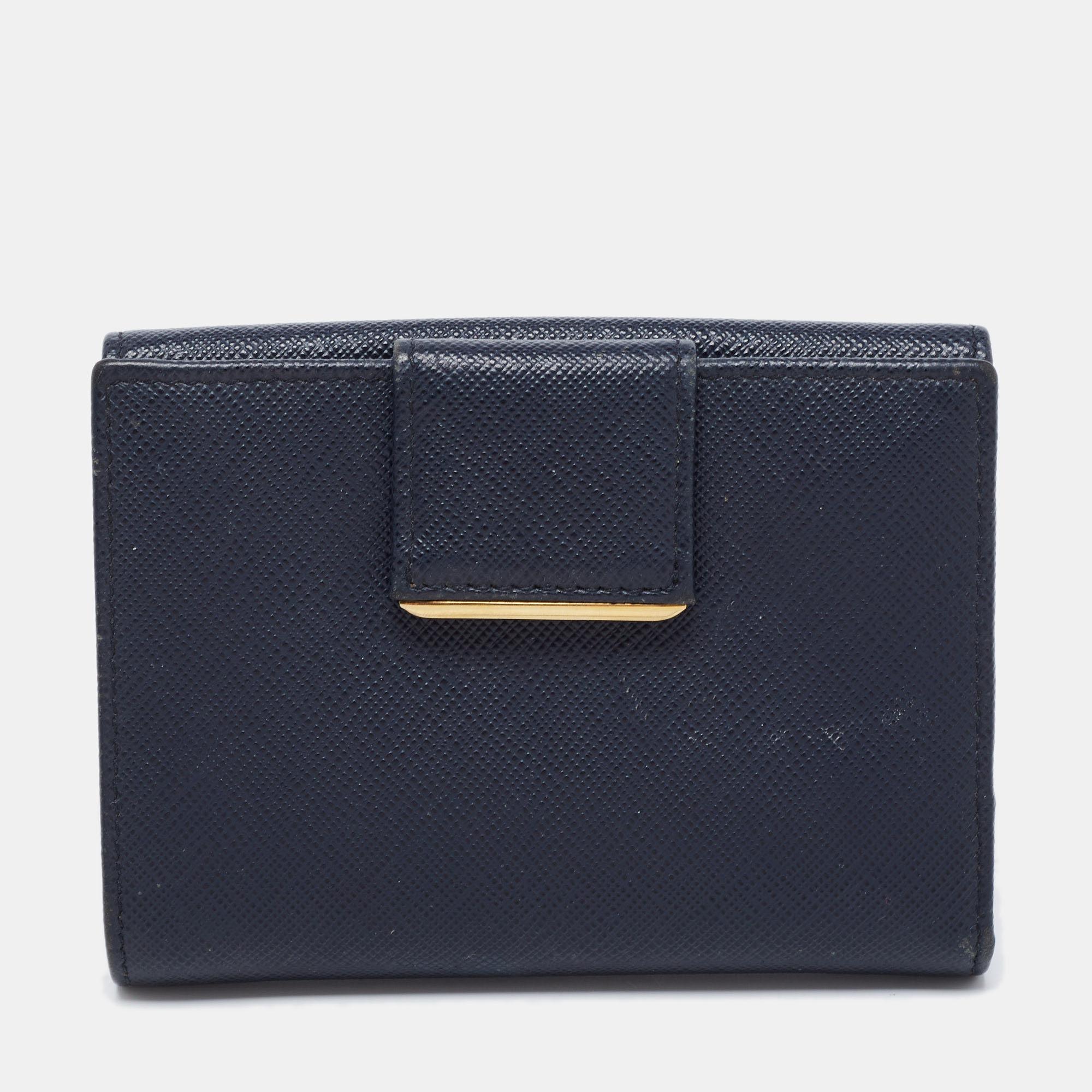 This Prada wallet is conveniently designed for everyday use. Crafted from Saffiano metal leather, the piece comes in a flap style with a logo in gold tone. The wallet has a bifold compartment at the back with multiple slots.

Includes: Authenticity