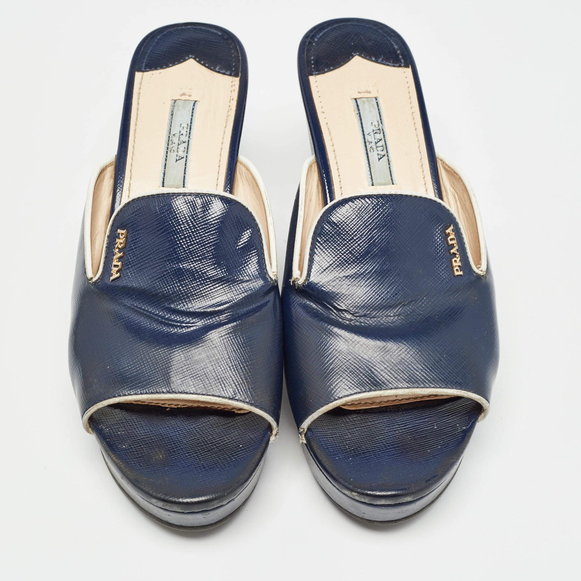 Gris Prada Sandales compensées Saffiano en cuir verni bleu marine avec logo, taille 38 en vente