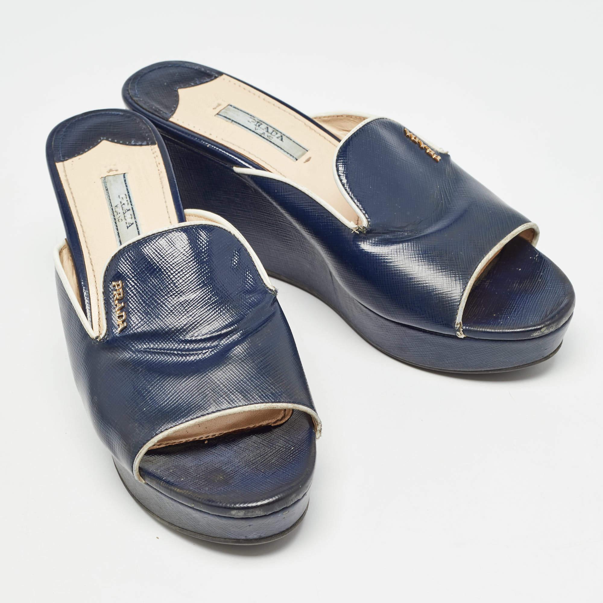 Prada Sandales compensées Saffiano en cuir verni bleu marine avec logo, taille 38 État moyen - En vente à Dubai, Al Qouz 2