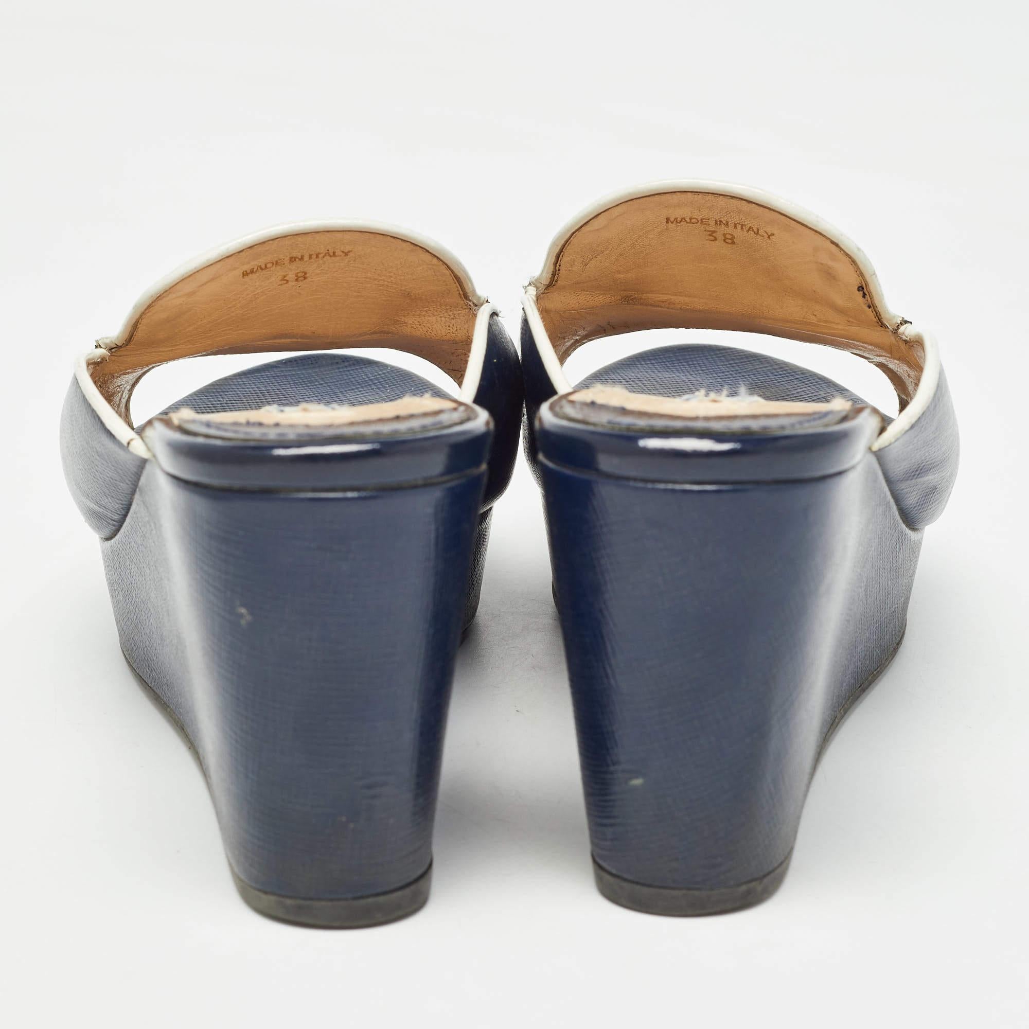 Prada Sandales compensées Saffiano en cuir verni bleu marine avec logo, taille 38 Pour femmes en vente