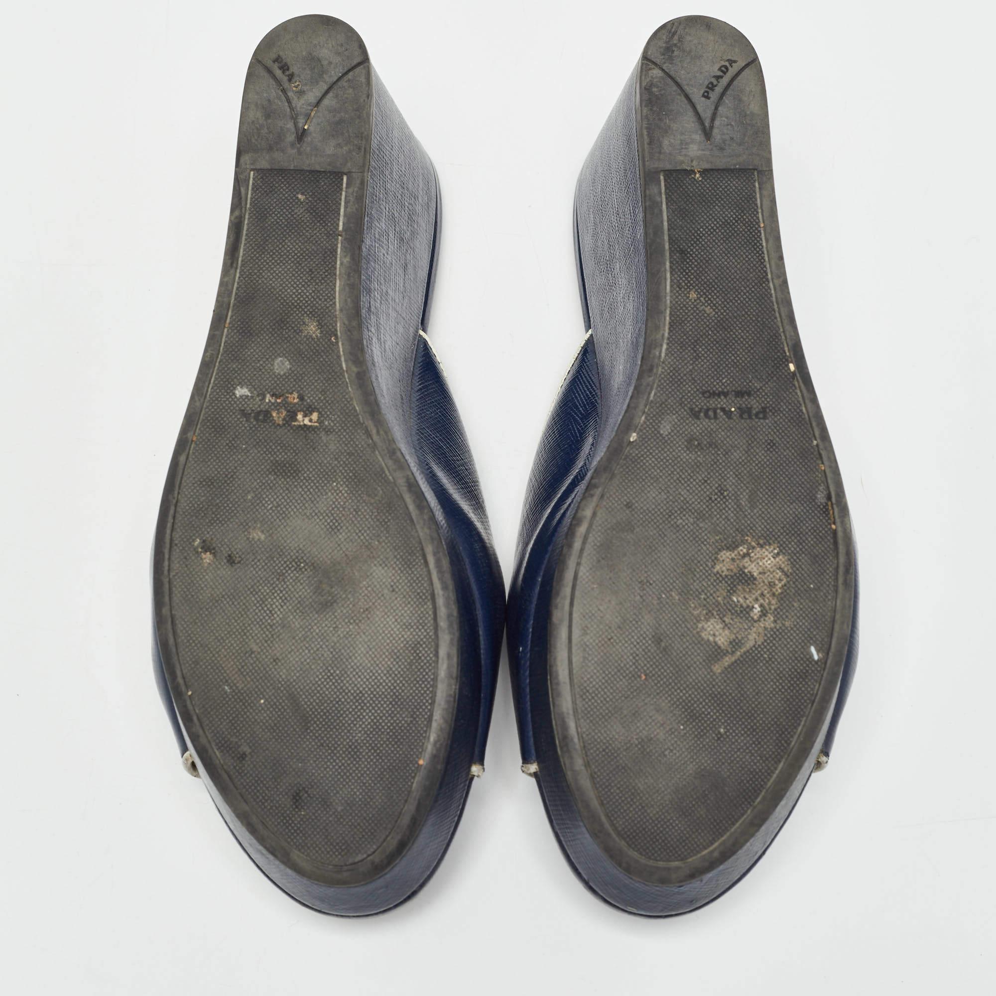 Prada Sandales compensées Saffiano en cuir verni bleu marine avec logo, taille 38 en vente 1