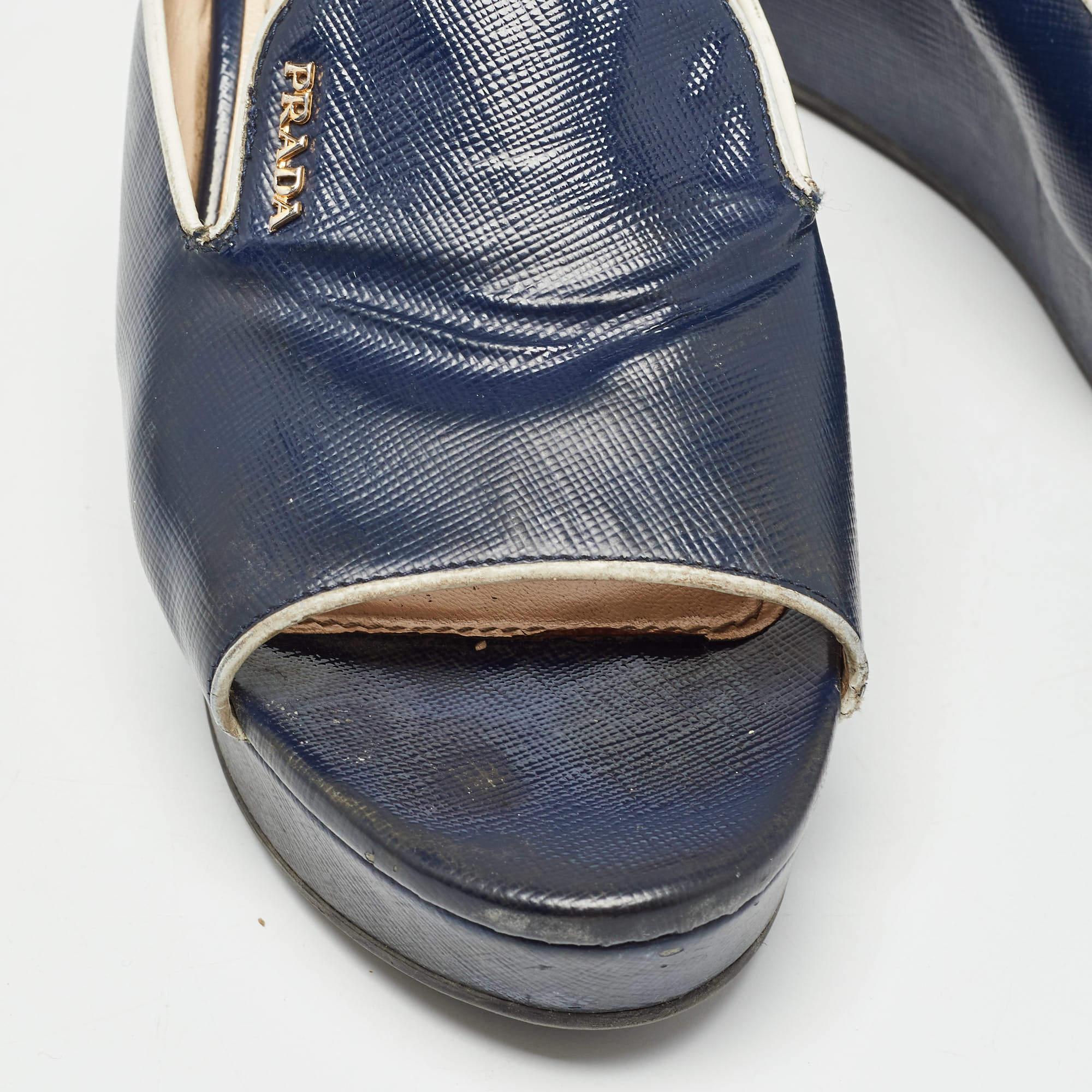 Prada Sandales compensées Saffiano en cuir verni bleu marine avec logo, taille 38 en vente 2