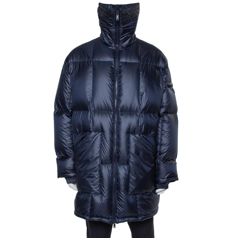 Handpicked from Prada's collection, this Parka jacket has the luxurious warmth of elegance. The quilted puffer jacket is crafted in a blend of quality materials with padding in Goose down and feather and a foldable collar. Featured with side