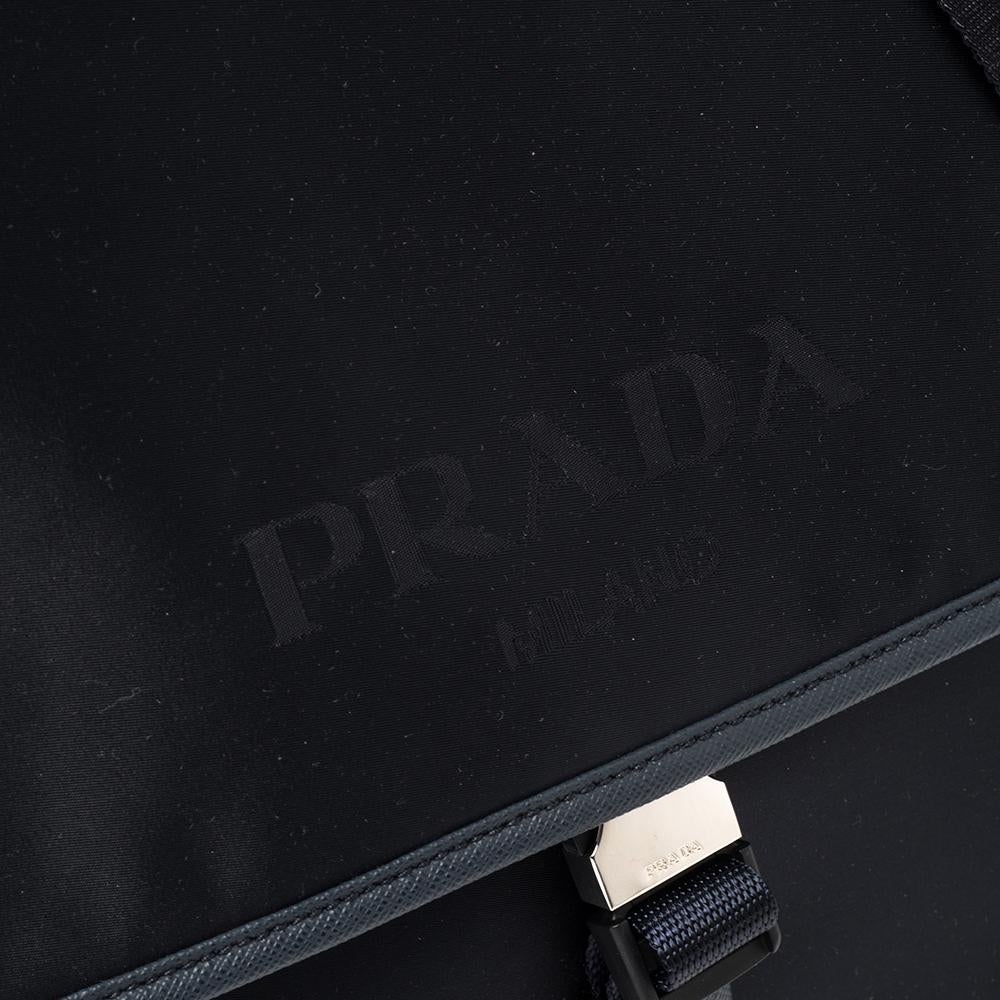 Prada Navy Blue Tessuto Nylon and Saffiano Leather Messenger Bag In New Condition In Dubai, Al Qouz 2