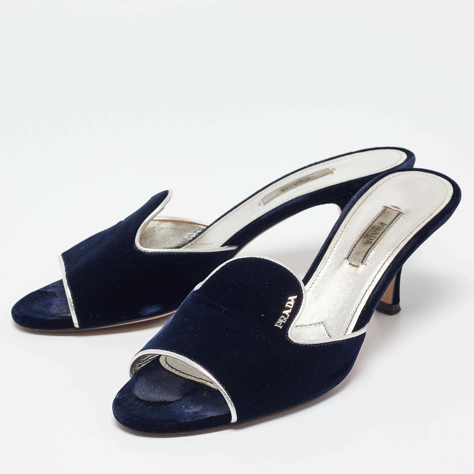 These sandals will frame your feet in an elegant manner. Crafted from quality materials they display a classy design and comfortable insoles.