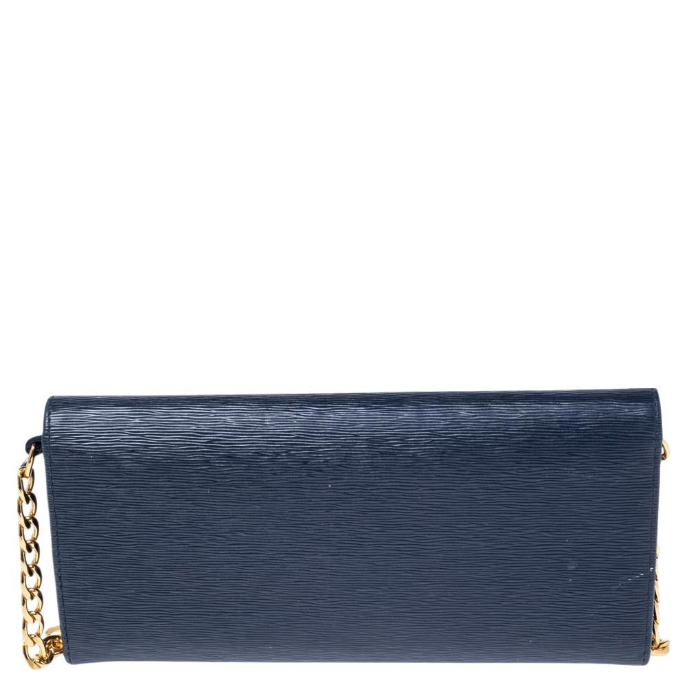 Meticulously crafted from Vitello Move leather, this Prada wallet on chain exudes sophistication and luxe aesthetics. It has a shoulder chain, a flap with the brand logo, and a well-designed interior featuring multiple slip card slots, open