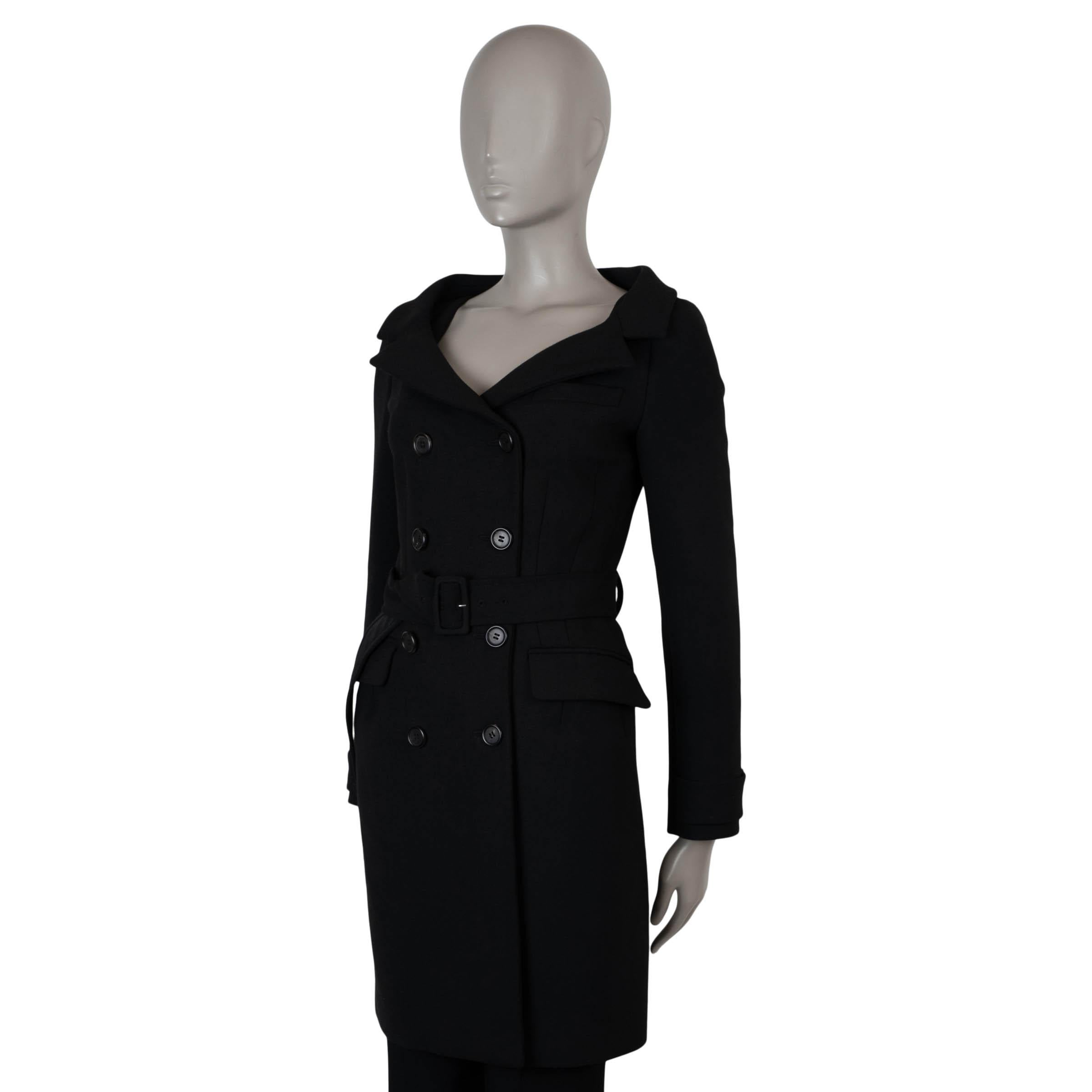 Dieser 100% authentische Prada Mantel aus navyblauem Serge-Wollgemisch - Polyester (52%), Wolle (44%) und andere Fasern (4%) - strahlt zeitlose Raffinesse aus. Die zweireihige Silhouette wird durch einen passenden Stoffgürtel mit raffinierter