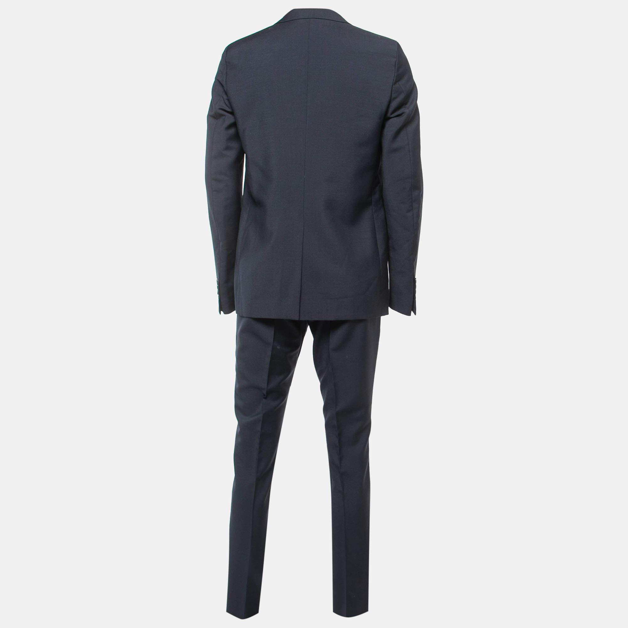 Characterized by impeccable tailoring, a good fit, and the use of quality materials, this Prada suit set will help you serve dapper looks. Style it with oxfords or loafers to bring out the stylish appeal of the creation.

