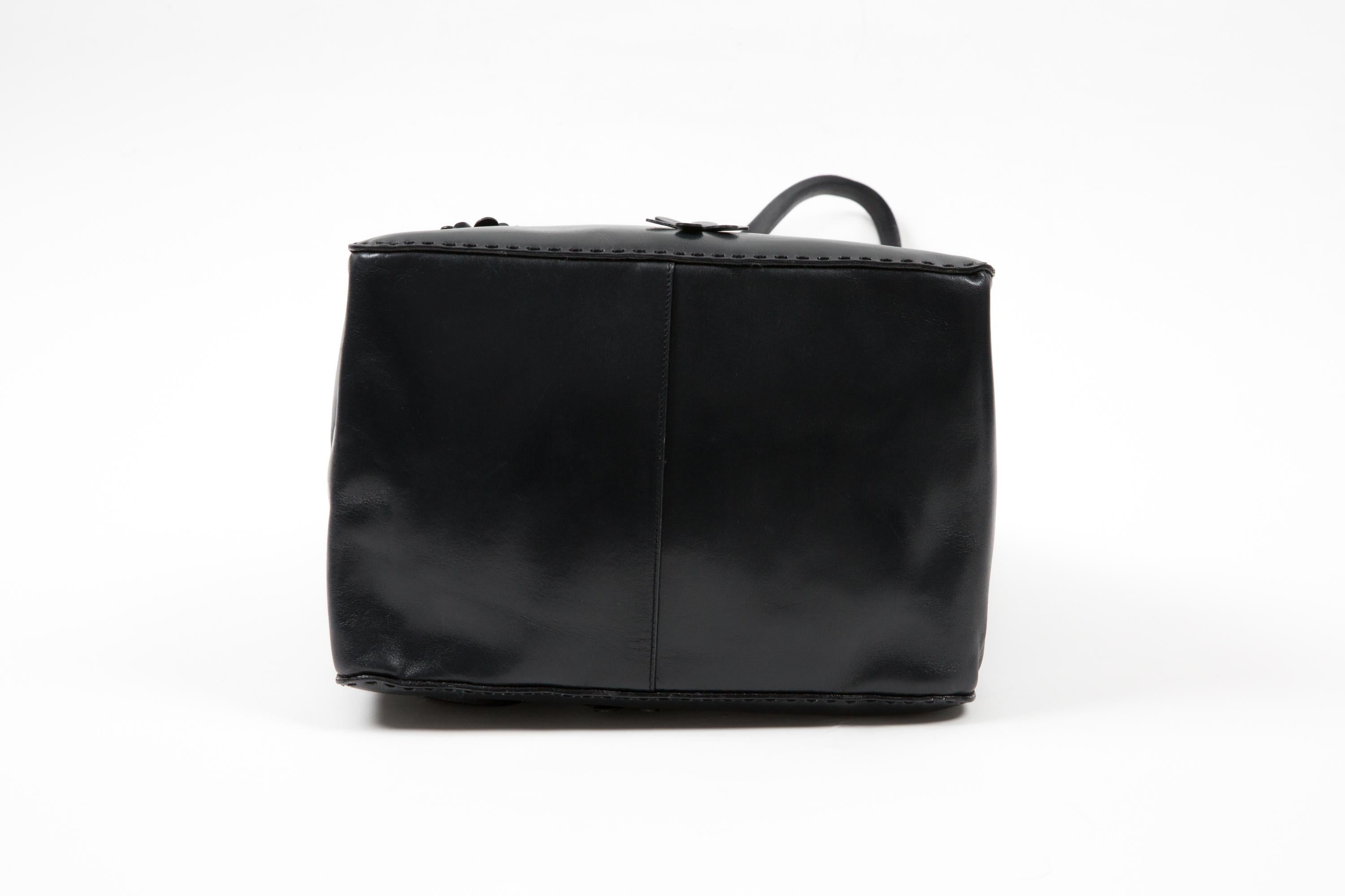 Prada Navy Leather Handbag In Good Condition In Paris, FR